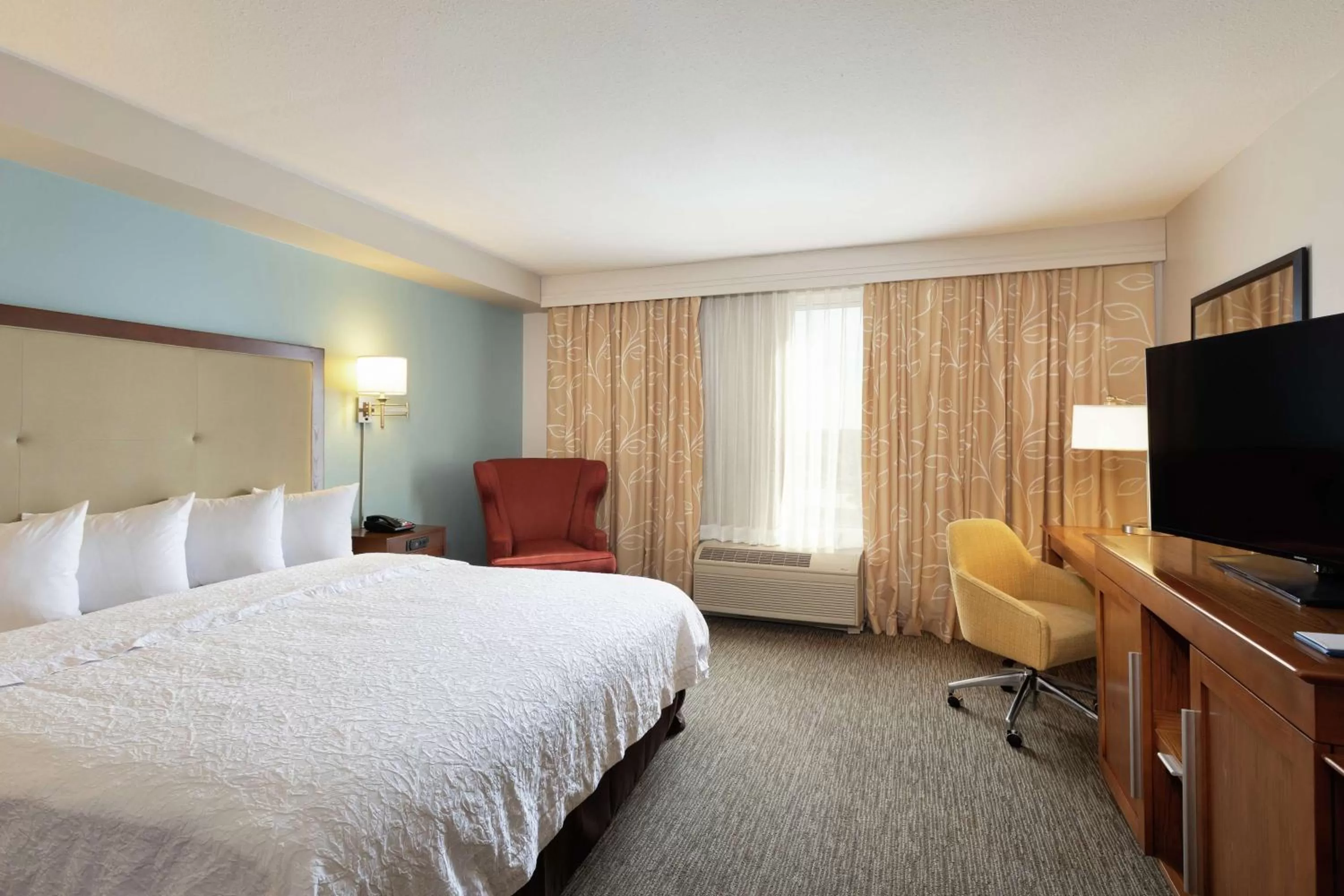 Bedroom, Bed in Hampton Inn & Suites-Austin Airport