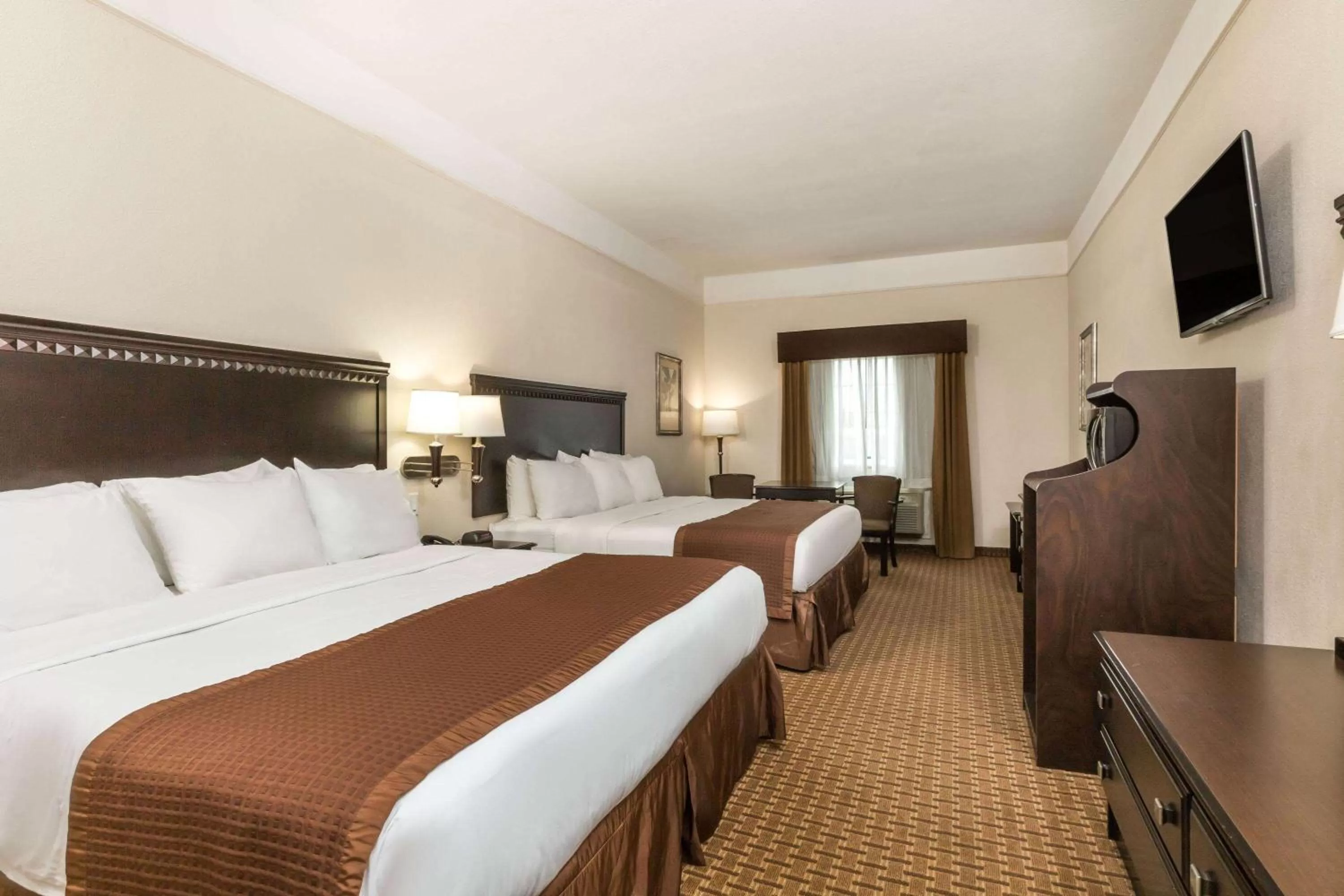 Photo of the whole room, Bed in Baymont by Wyndham Galveston