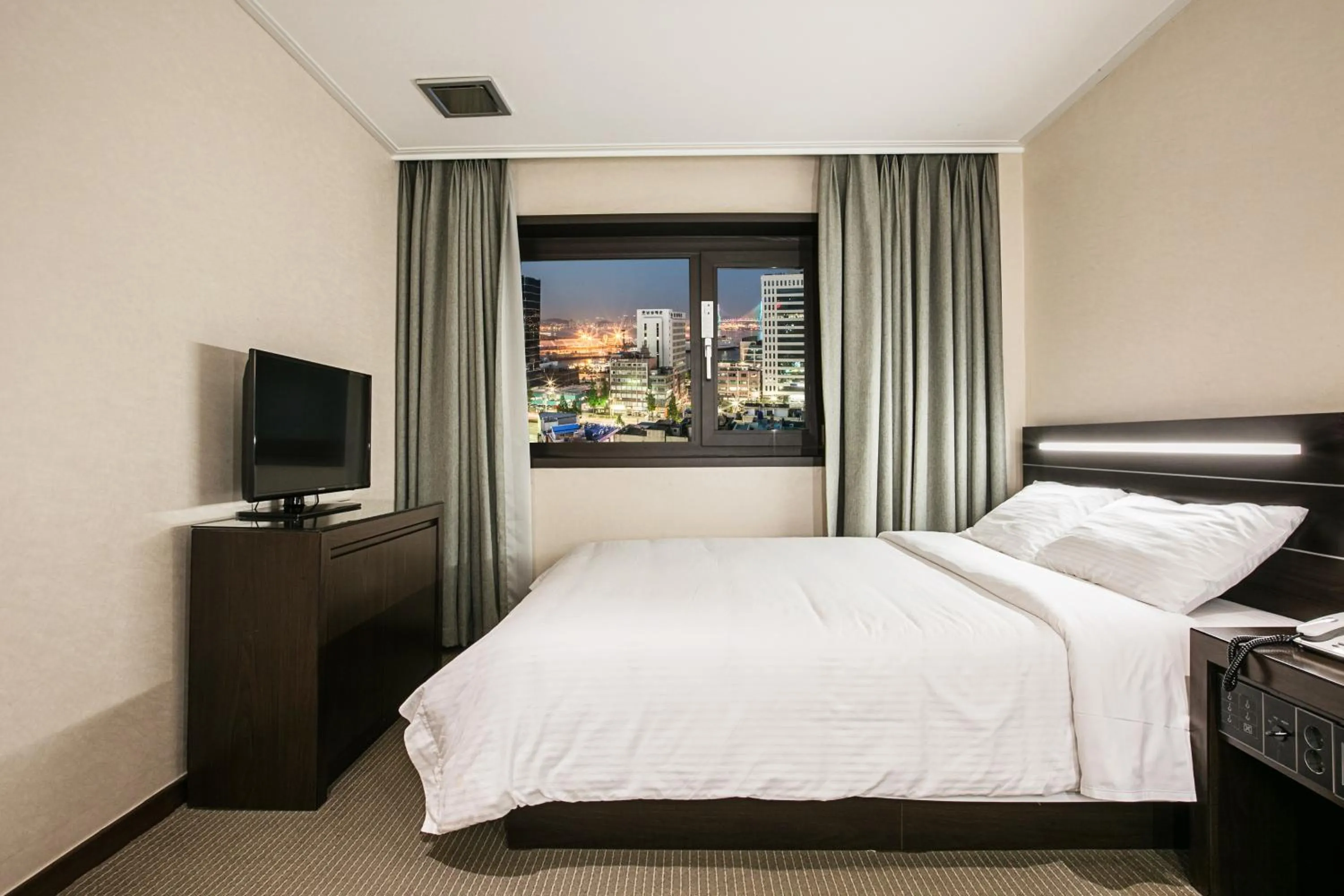 Bedroom, Bed in Busan Tourist Hotel