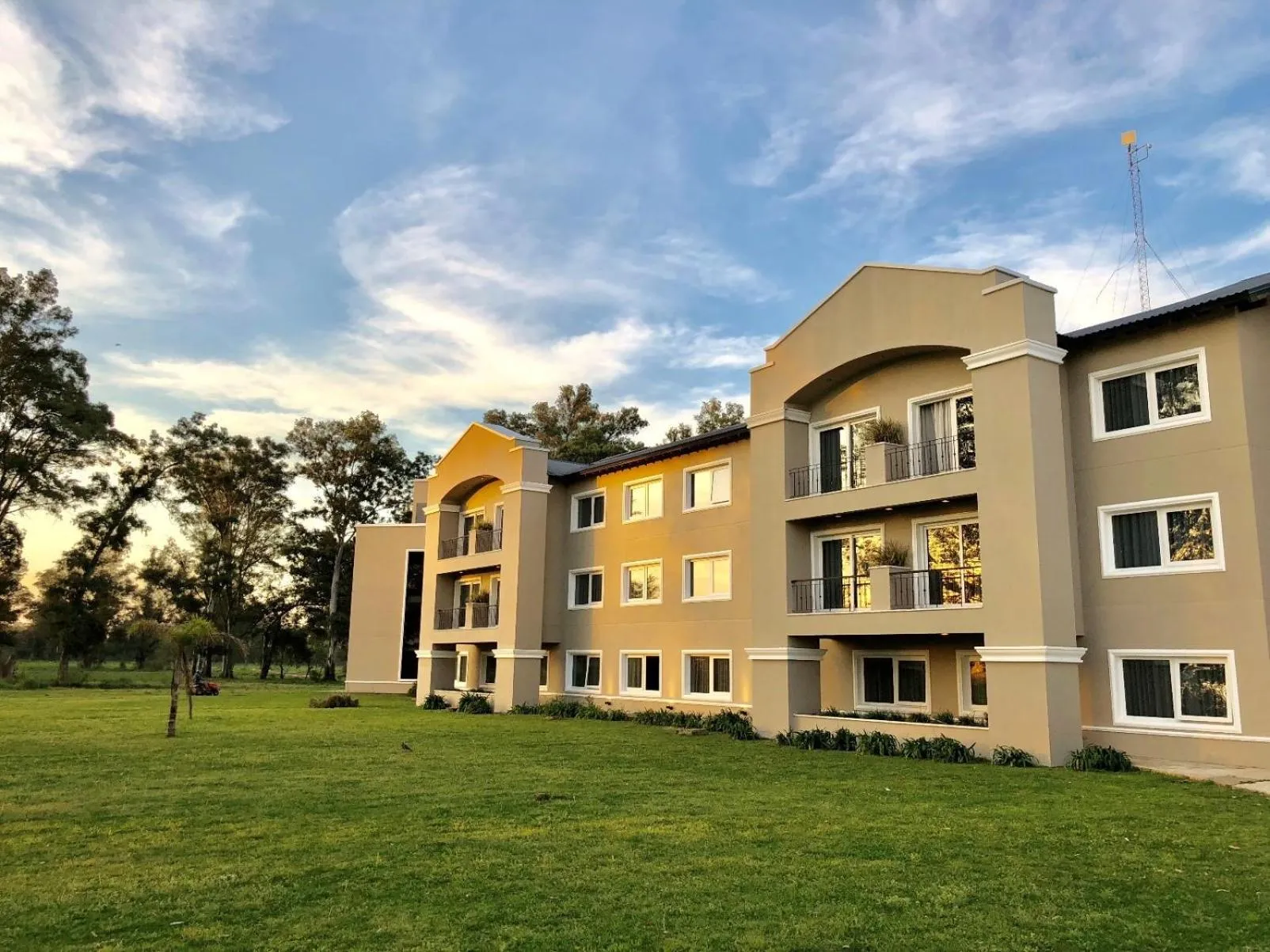 Property building in Howard Johnson Resort & Convention Center Ezeiza