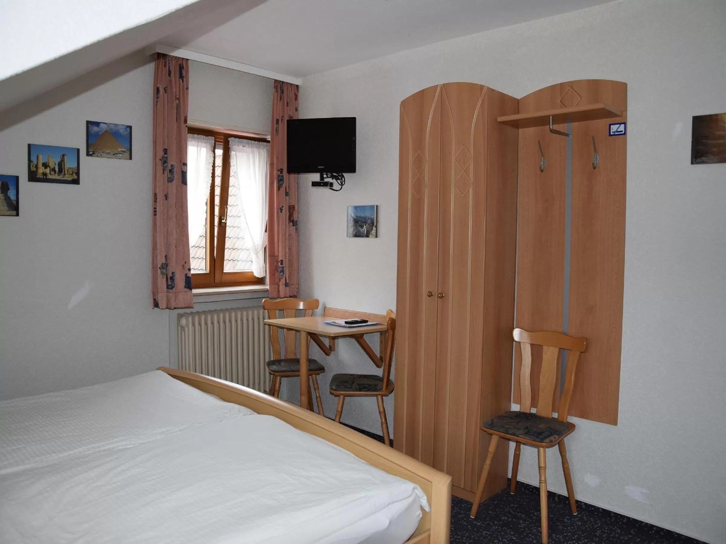 Photo of the whole room, Bed in Hotel Gästehaus Sonne