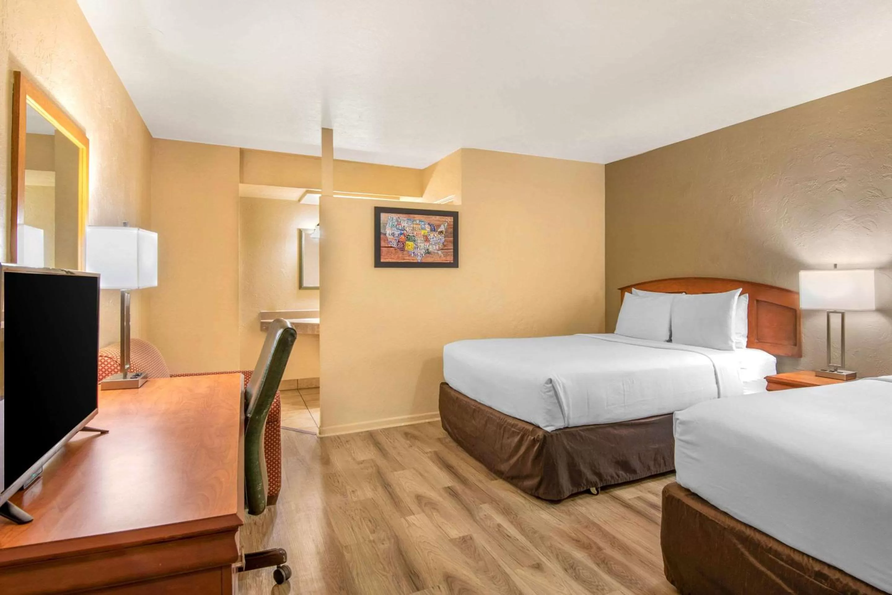 Photo of the whole room, Bed in Econo Lodge Inn & Suites Durango