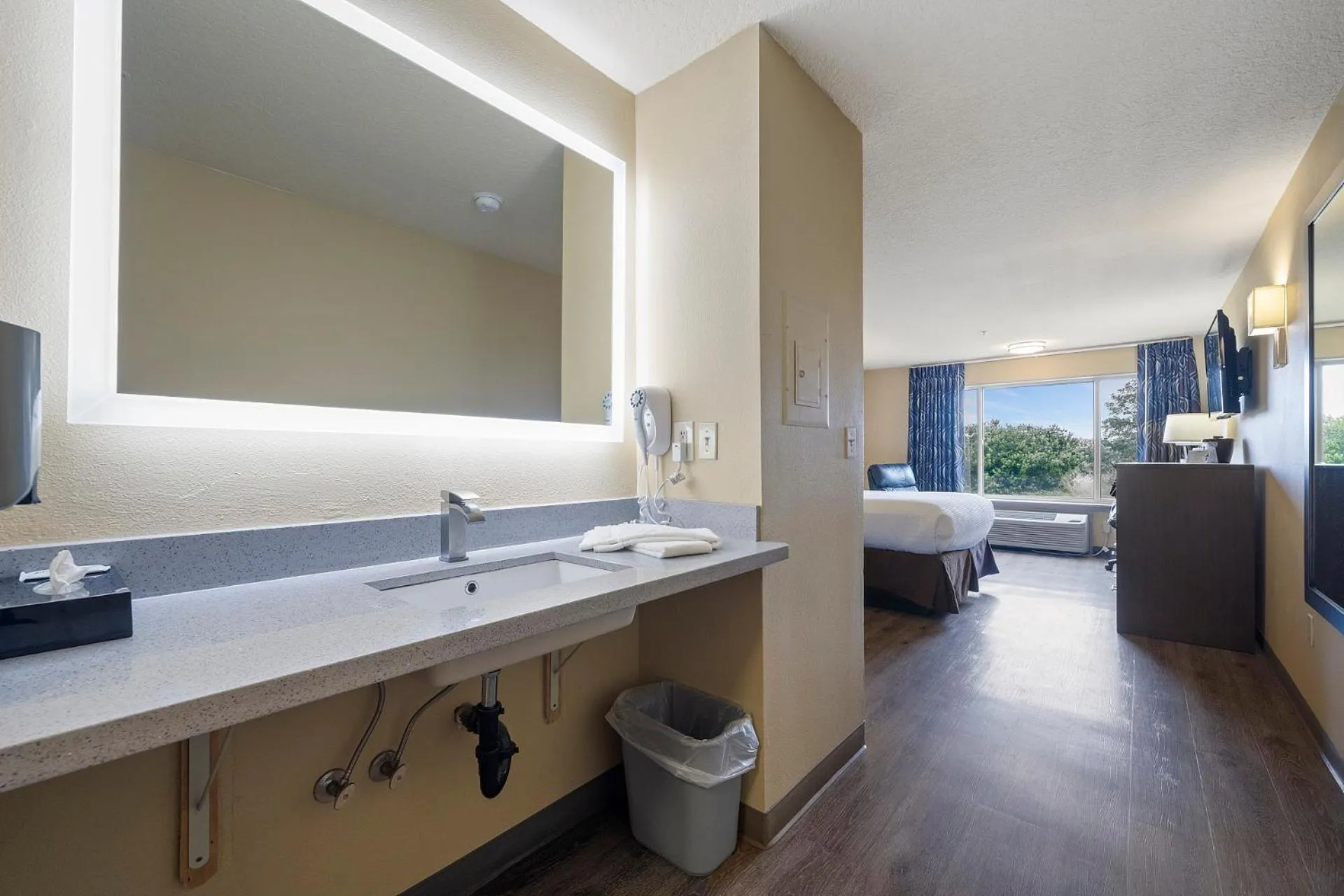 Bed in Oceanview Inn at the Arch