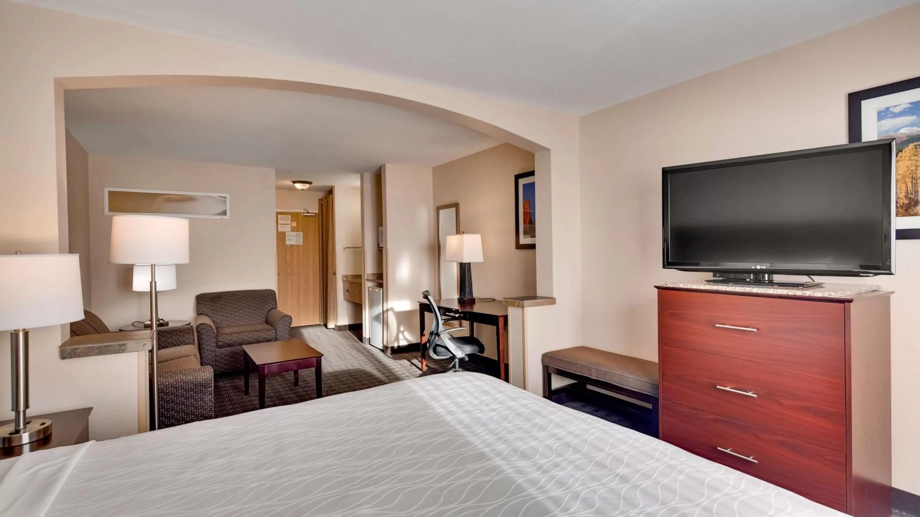 Photo of the whole room, Bed in Best Western Plus Gateway Inn & Suites - Aurora