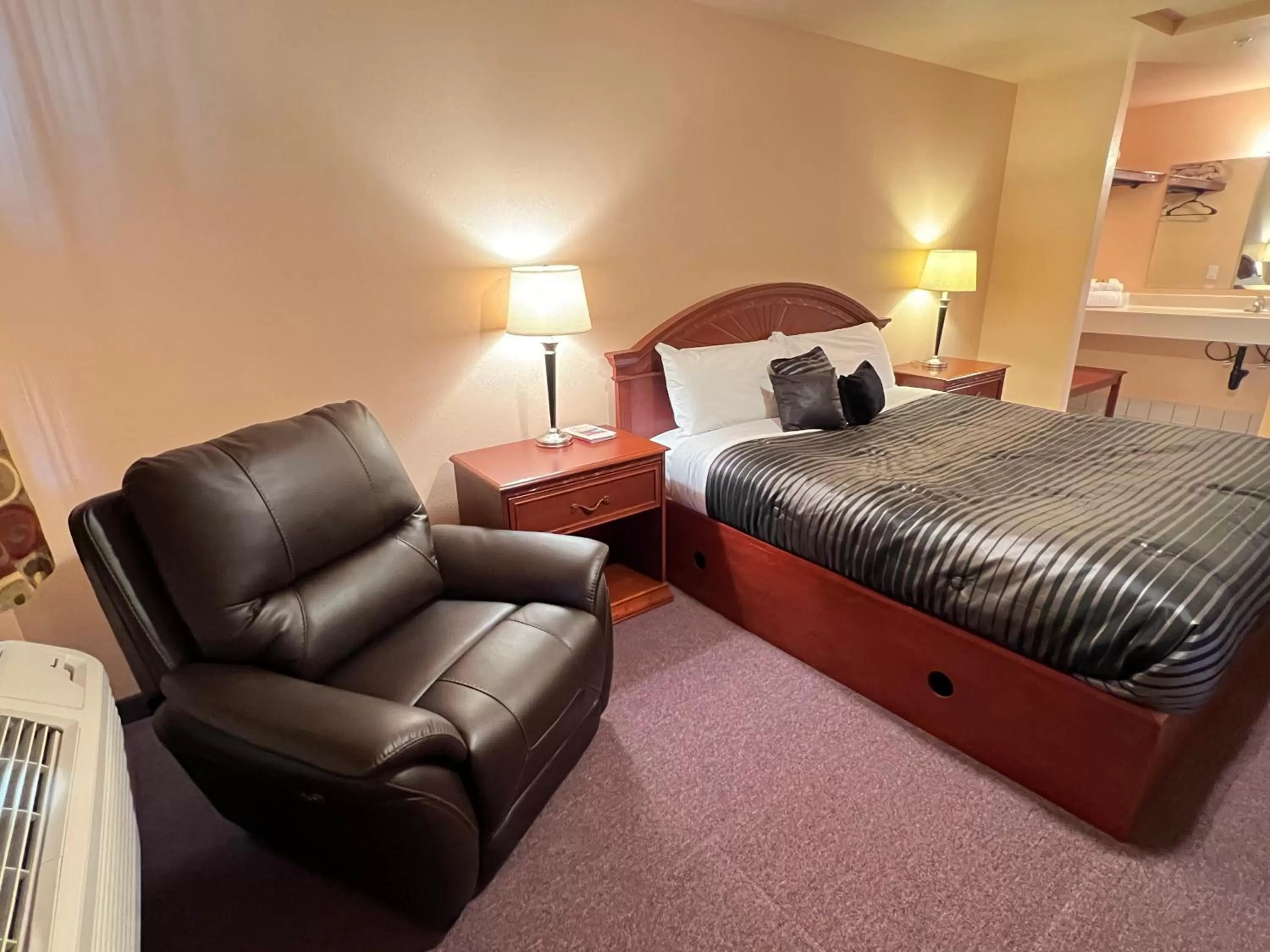 Bed in Frazier View Motel