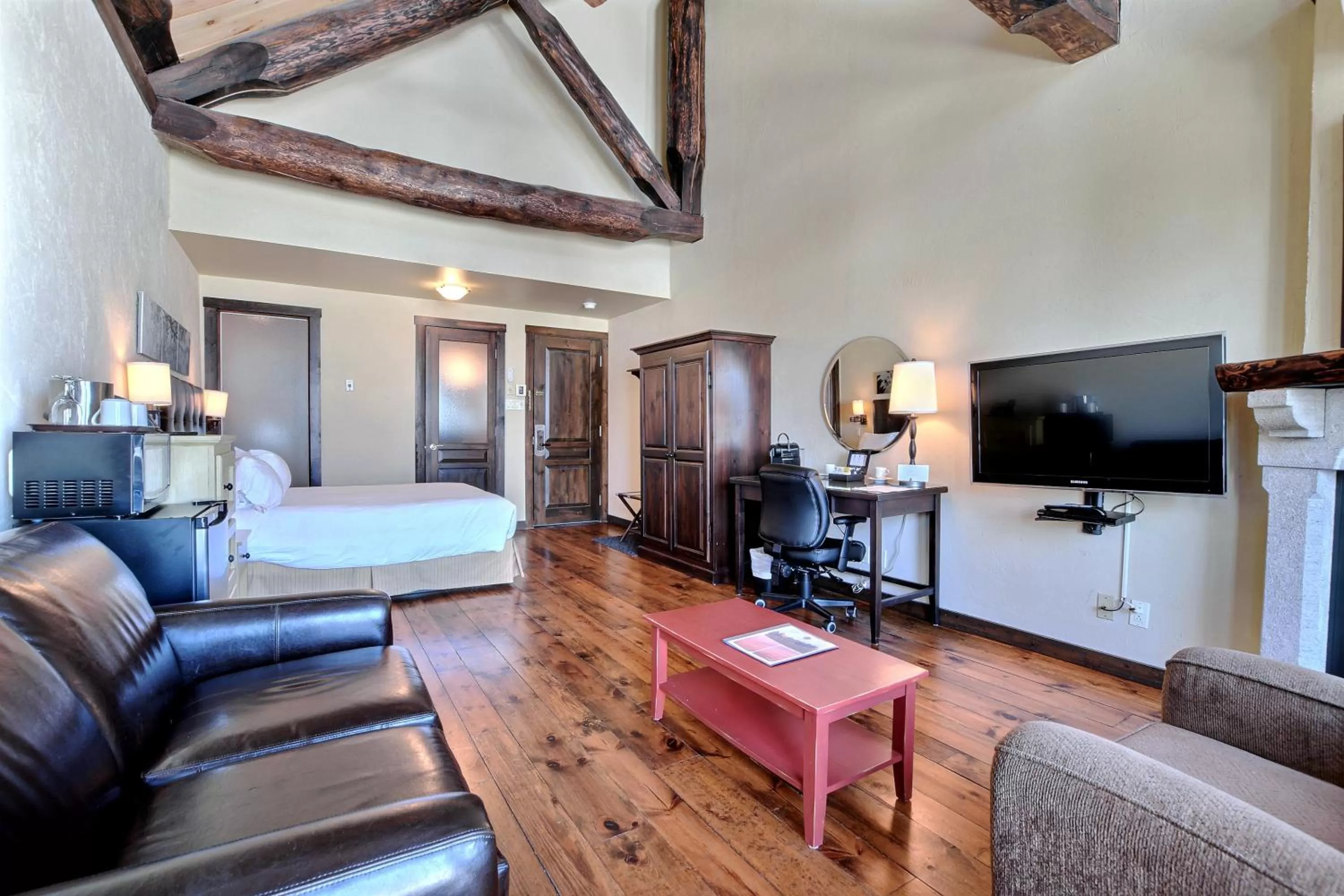 Bed in Les Condos Du Lac Taureau- Rooms & Condos