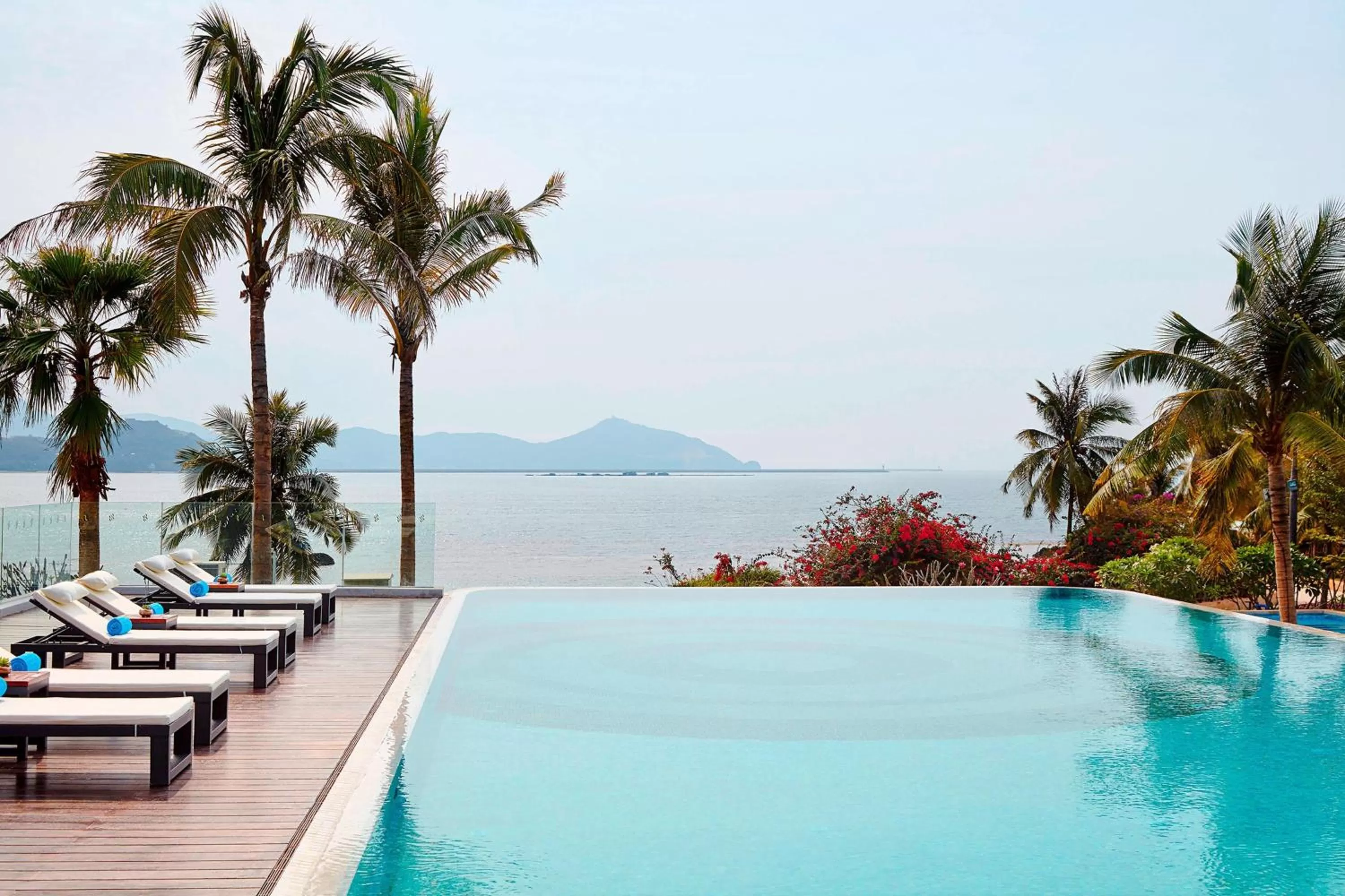 Swimming pool in The Shanhaitian Resort Sanya, Autograph Collection