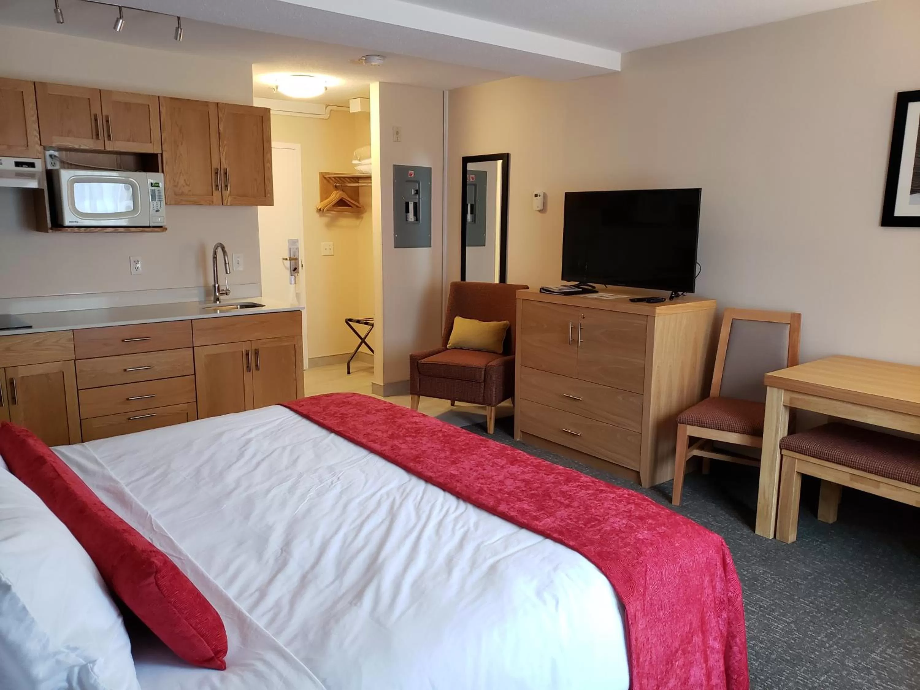 Kitchen or kitchenette, Bed in Sun Peaks Lodge