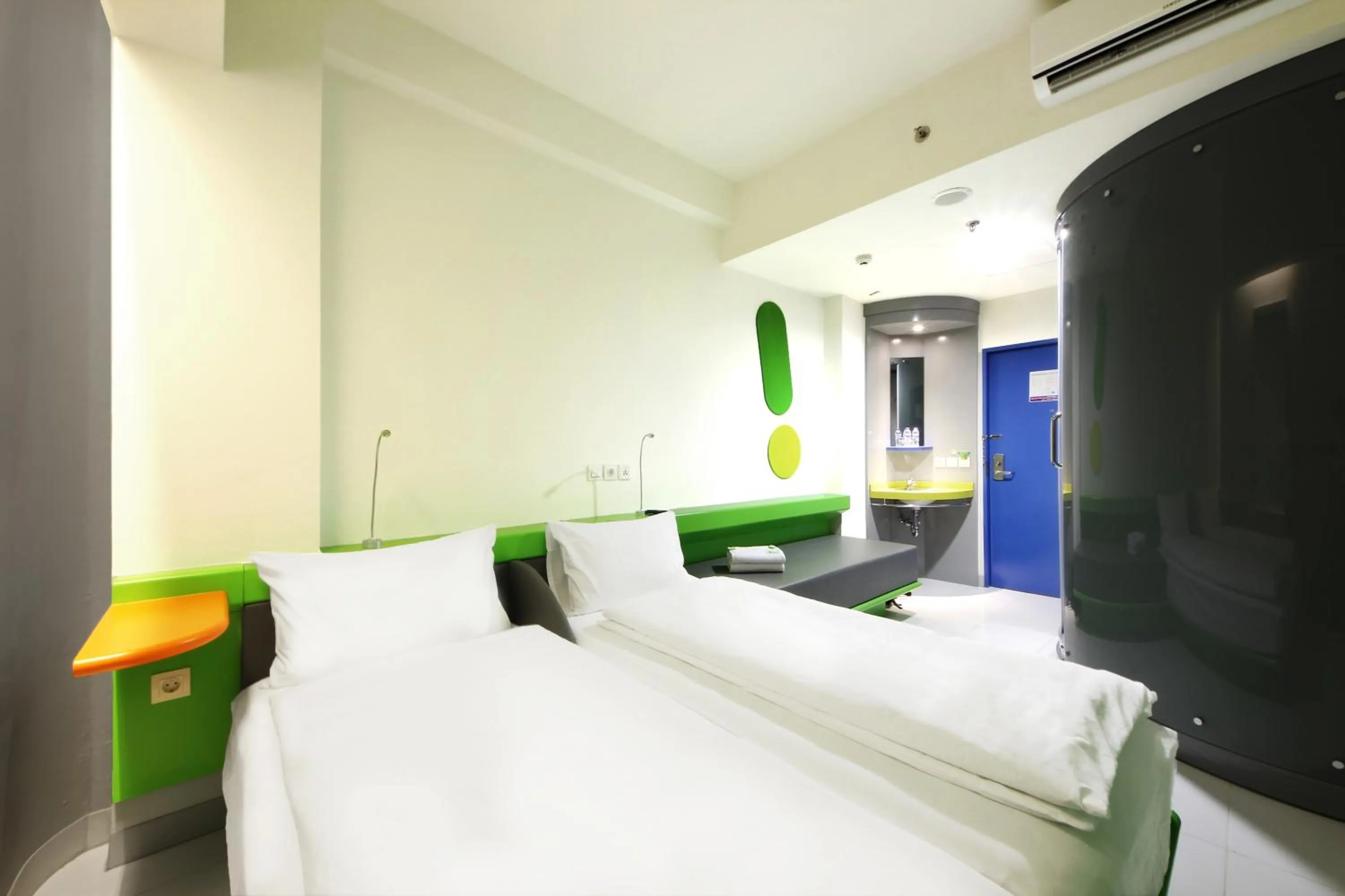 Photo of the whole room, Bed in POP! Hotel Tanjung Karang