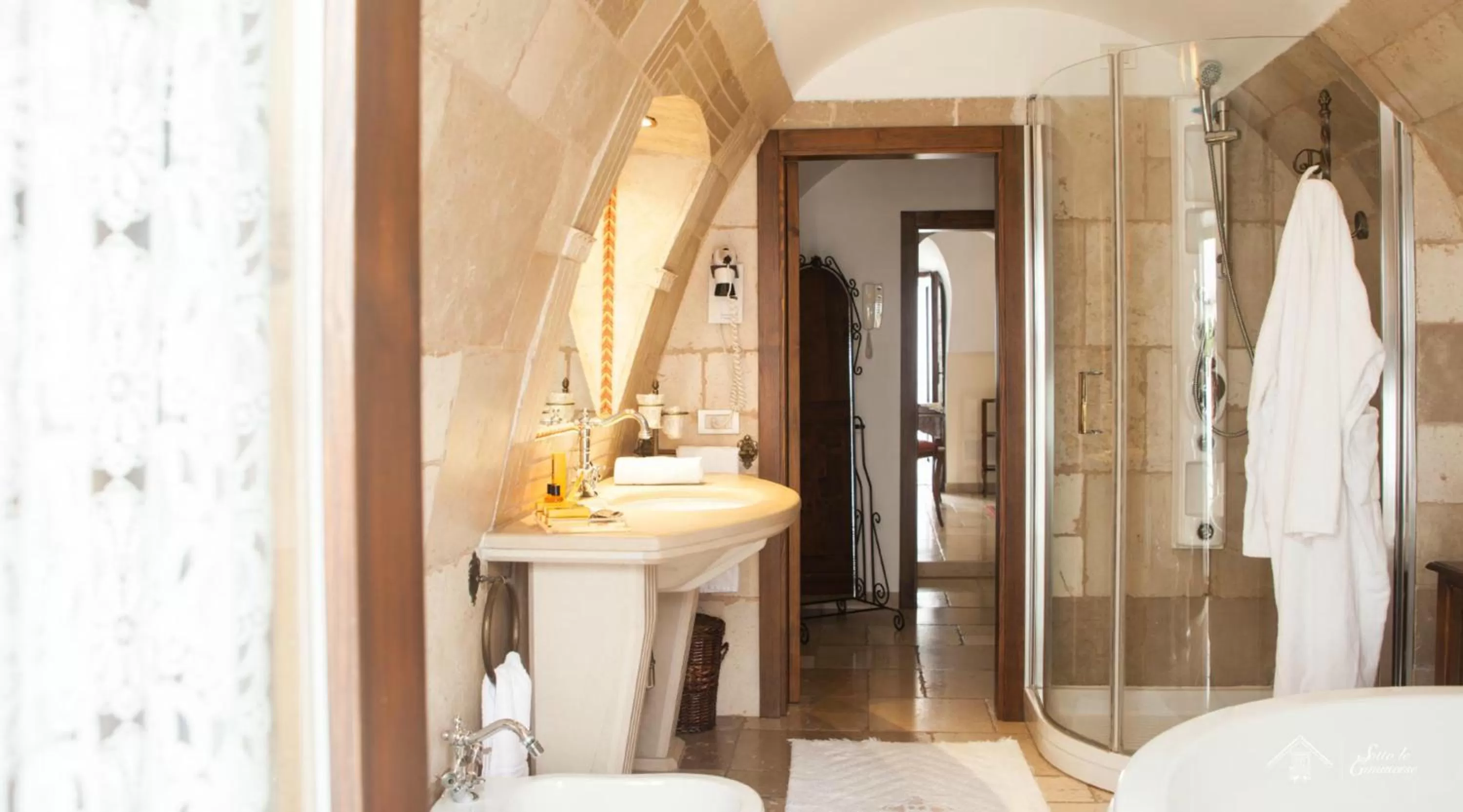 Shower in Albergo Diffuso Sotto le Cummerse