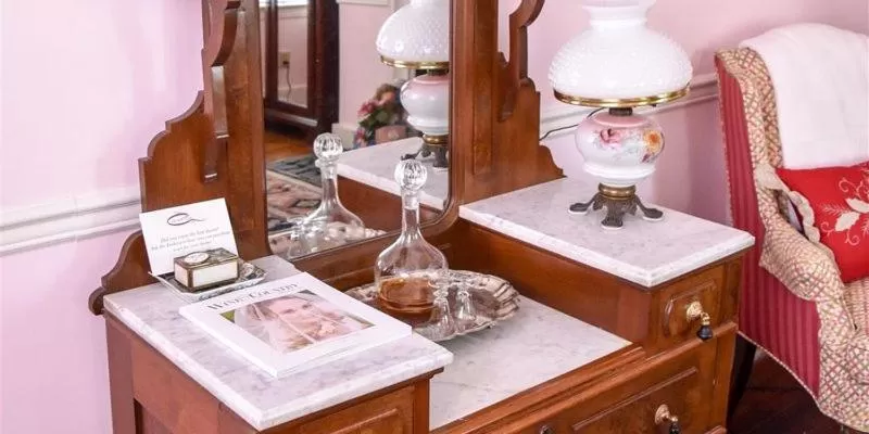 The Richard Johnston Inn & 1890 Caroline House