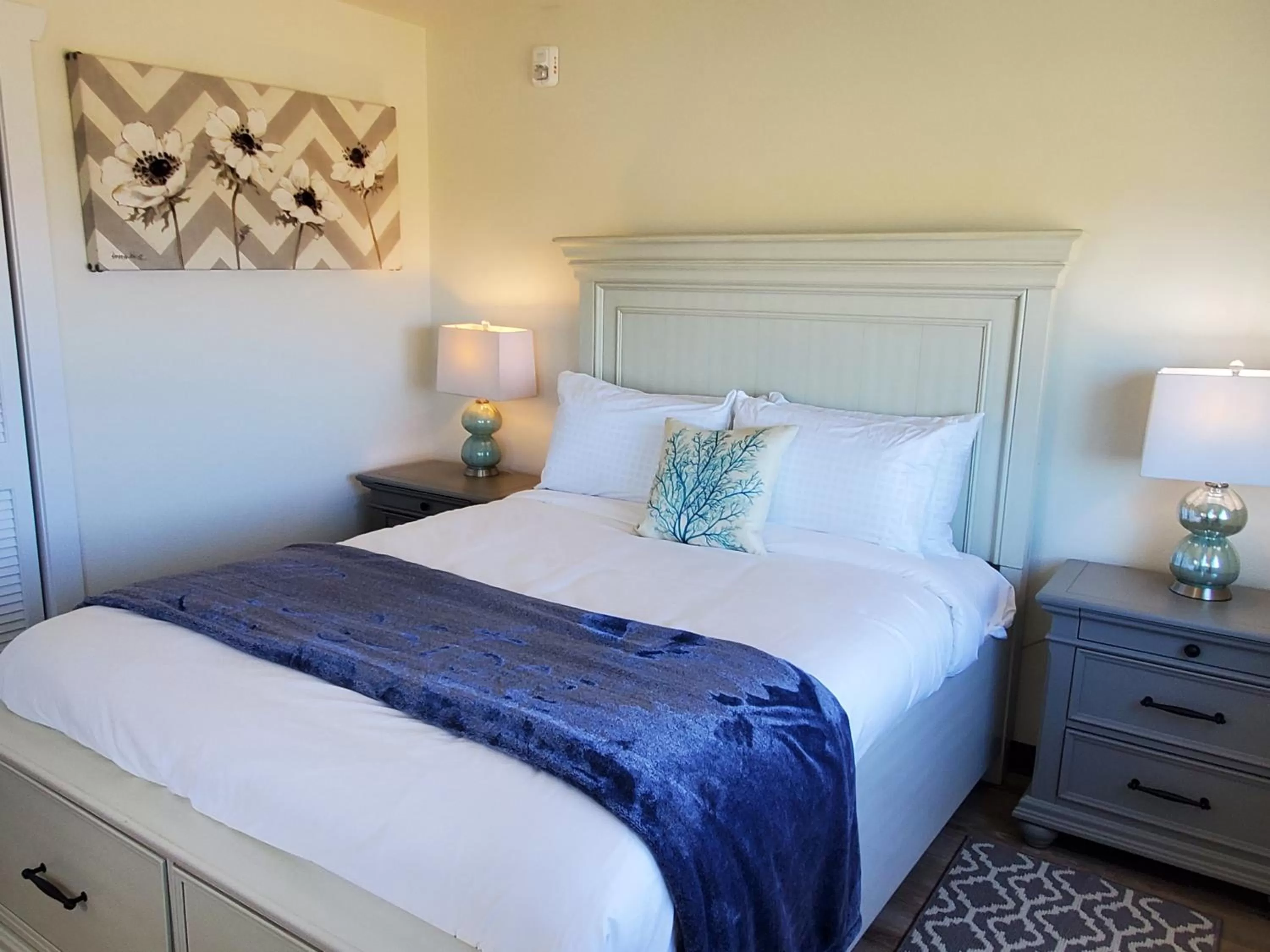 Bed in Moonstone Beach Motel