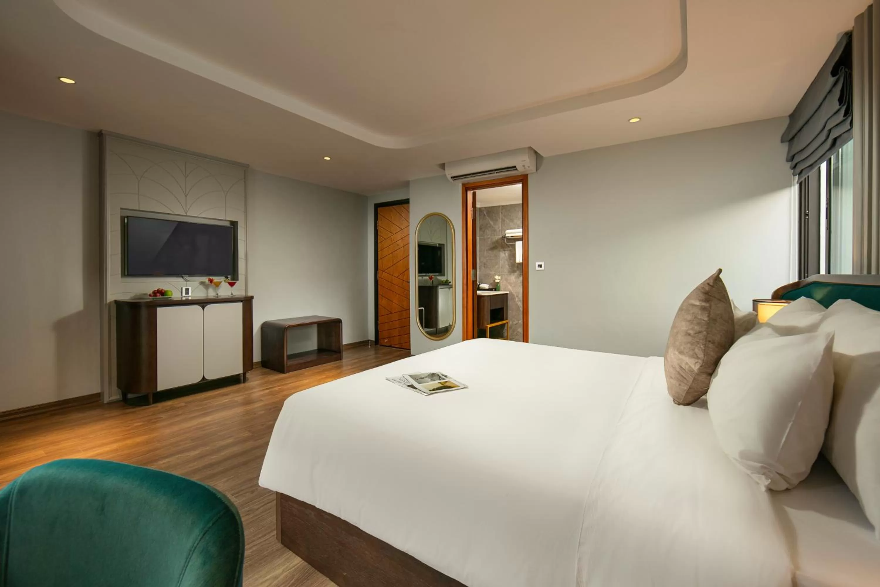 Photo of the whole room, Bed in MAY DE VILLE Lakeside Hotel