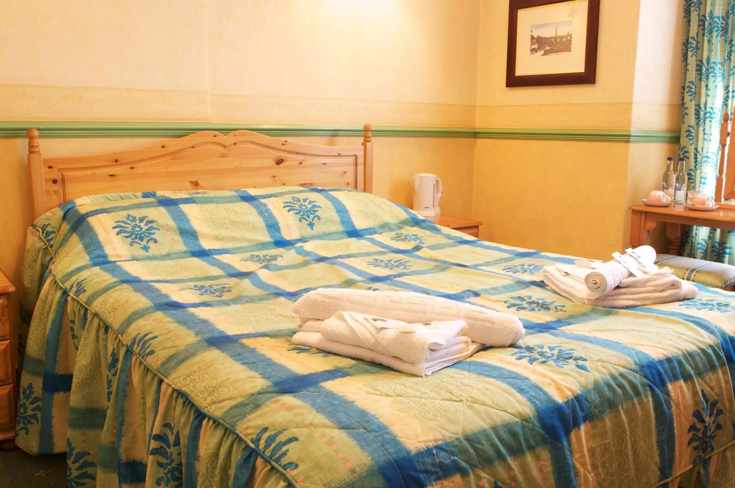 Bedroom, Bed in Radstock Hotel near Bath