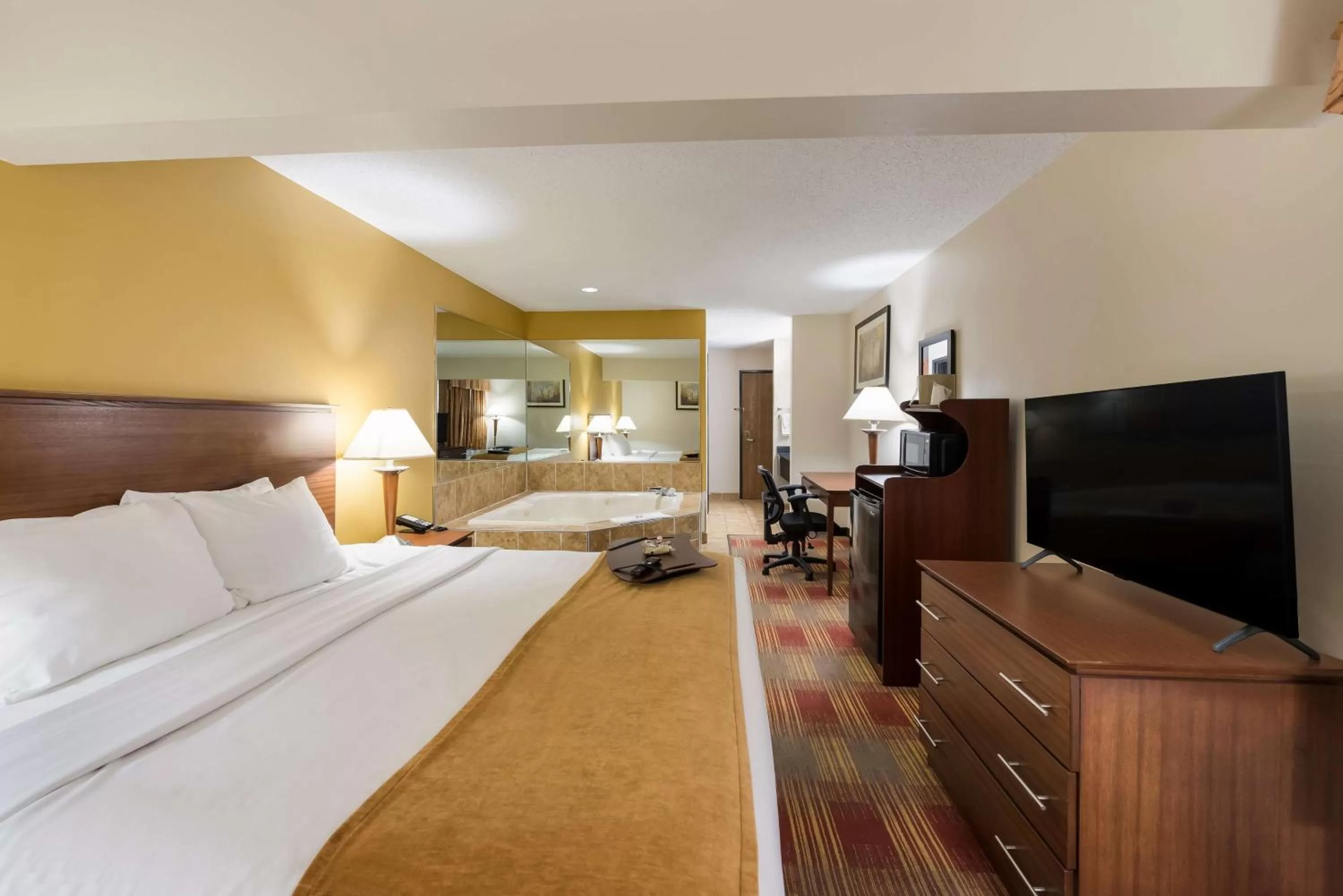 Deluxe King Room - Upstairs/Non-Smoking in Best Western Lakewood Inn