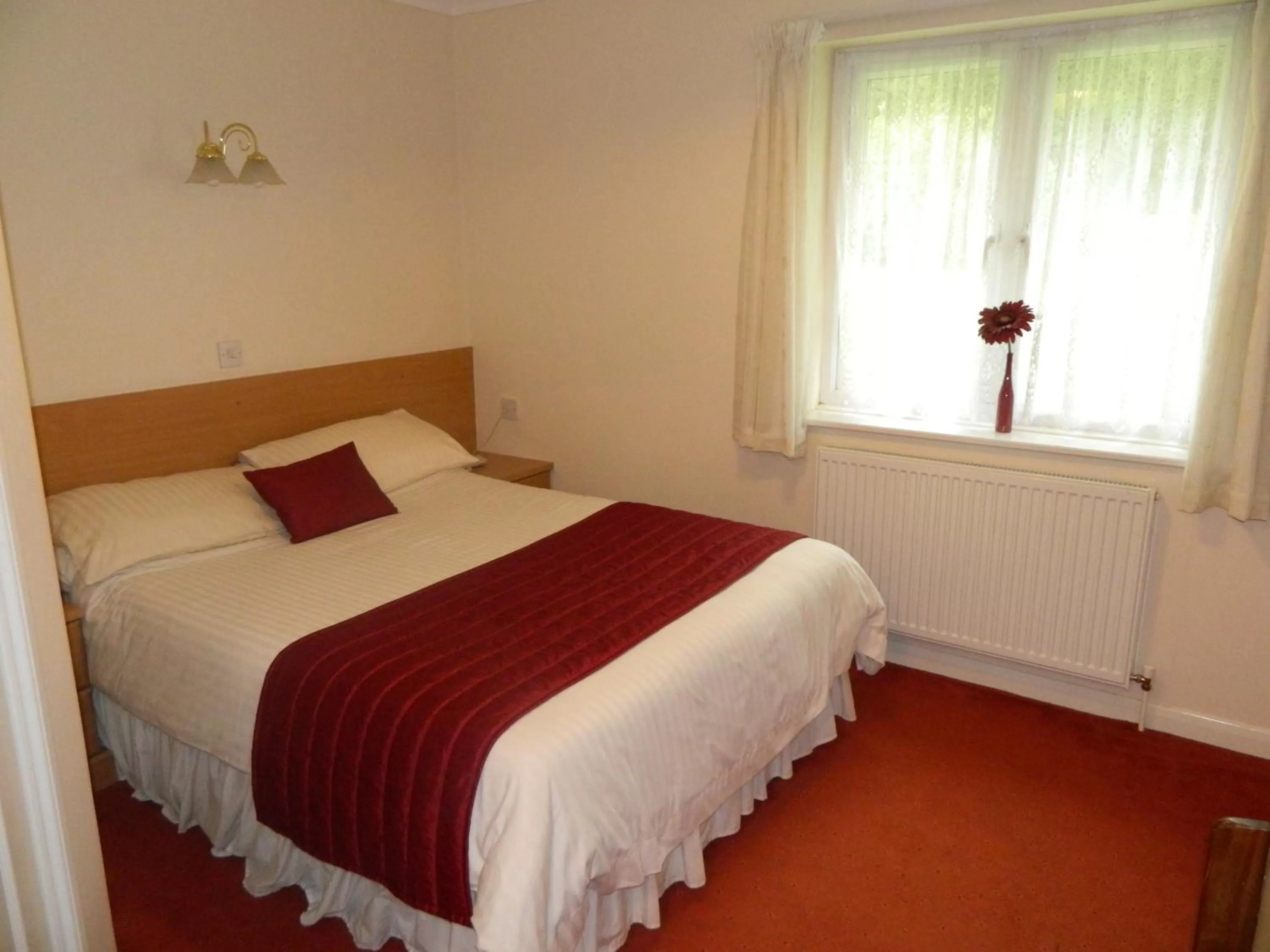 Photo of the whole room, Bed in The Cedars Hotel