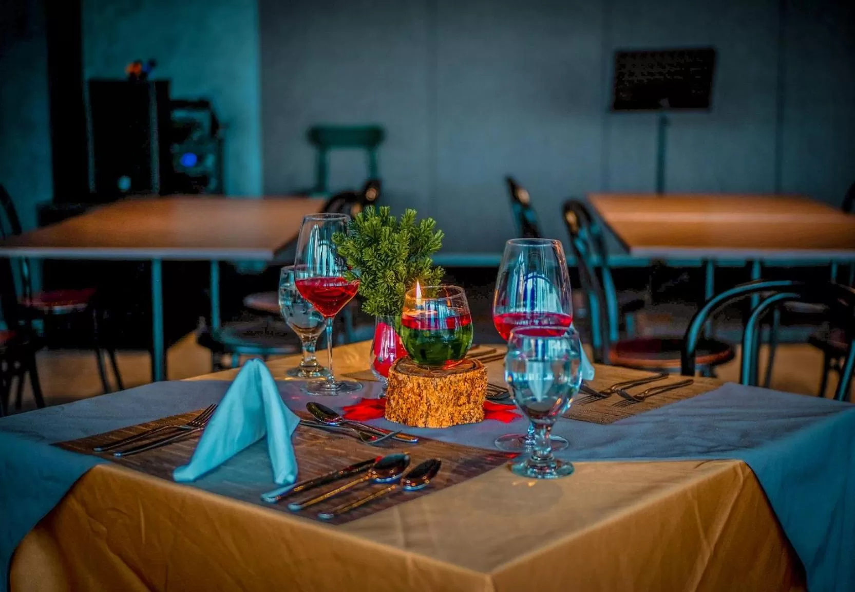 Restaurant/places to eat in Neo Hotel Puri Indah