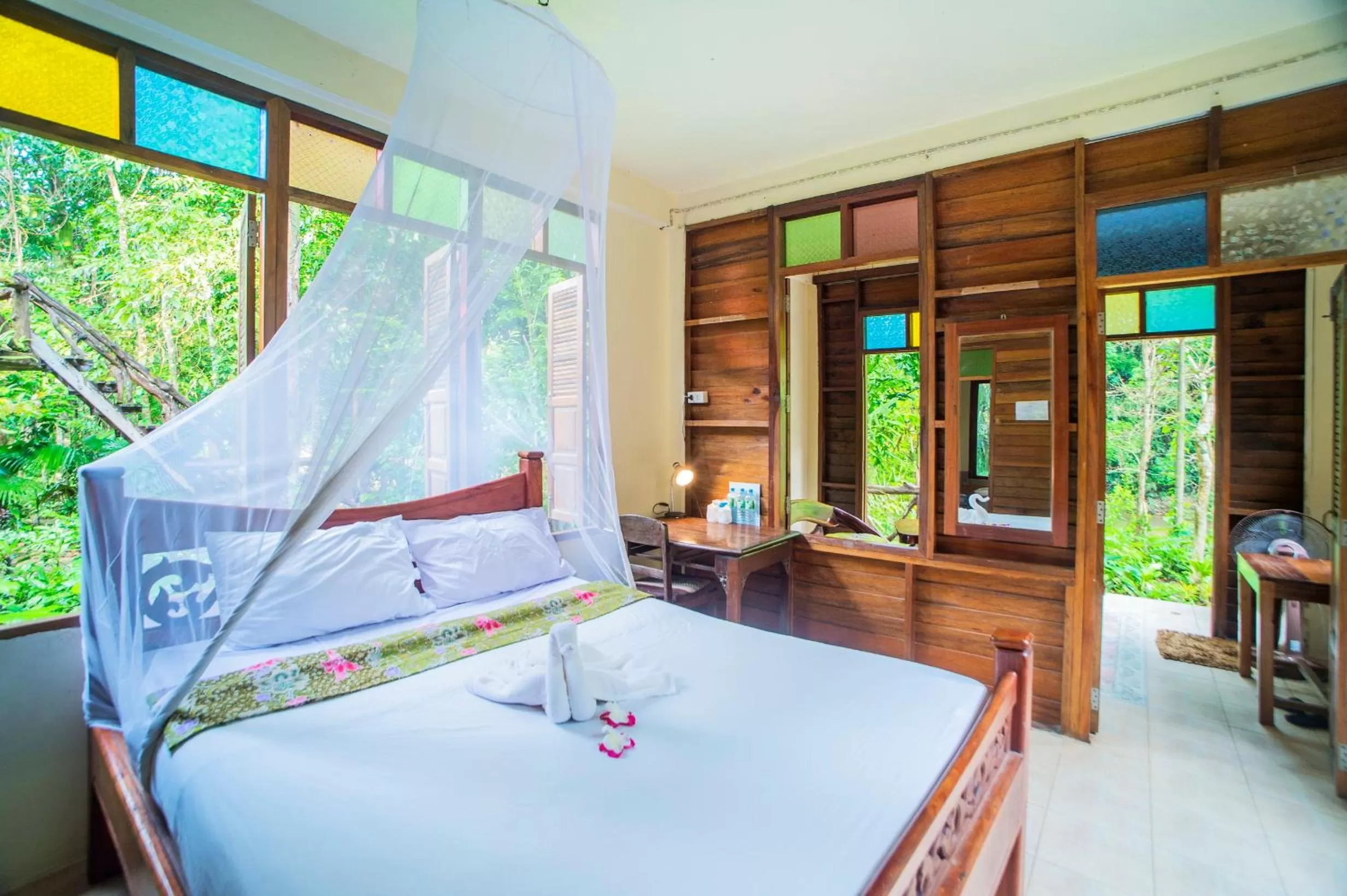 Photo of the whole room, Bed in Art's Riverview Lodge