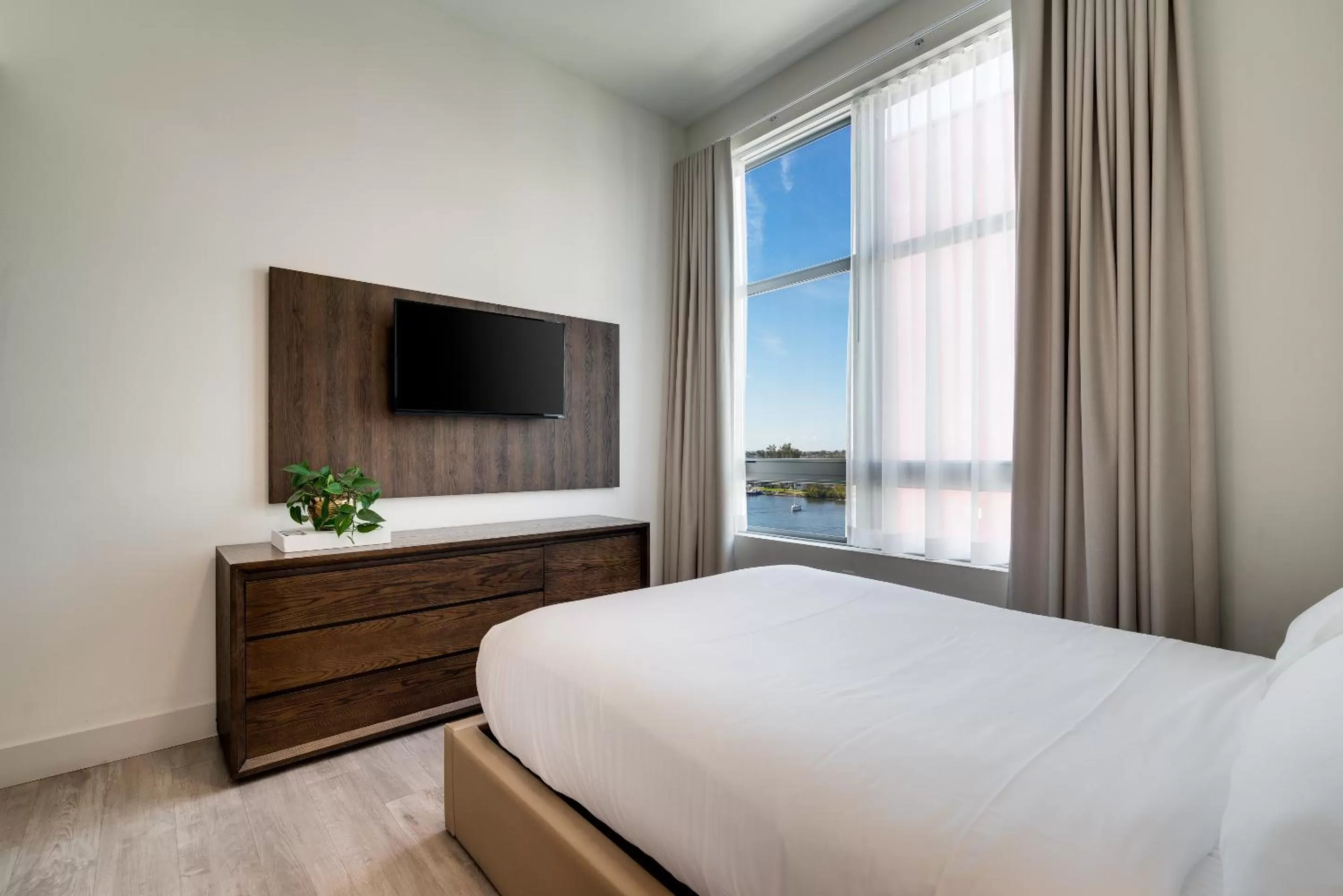 TV and multimedia, Bed in Costa Hollywood Beach Resort - An All Suite Hotel