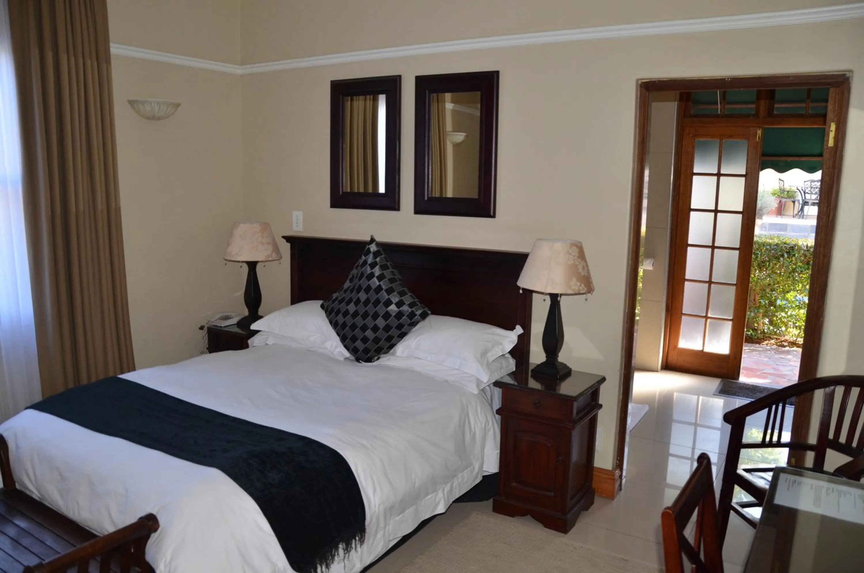 Photo of the whole room, Bed in Lemoenkloof Boutique Hotel