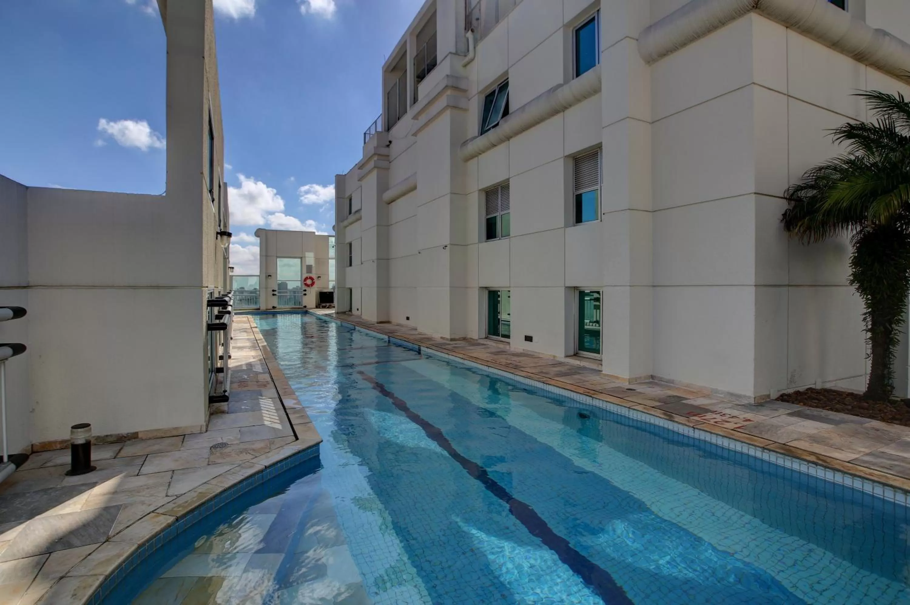 Swimming pool in Quality Suítes Oscar Freire