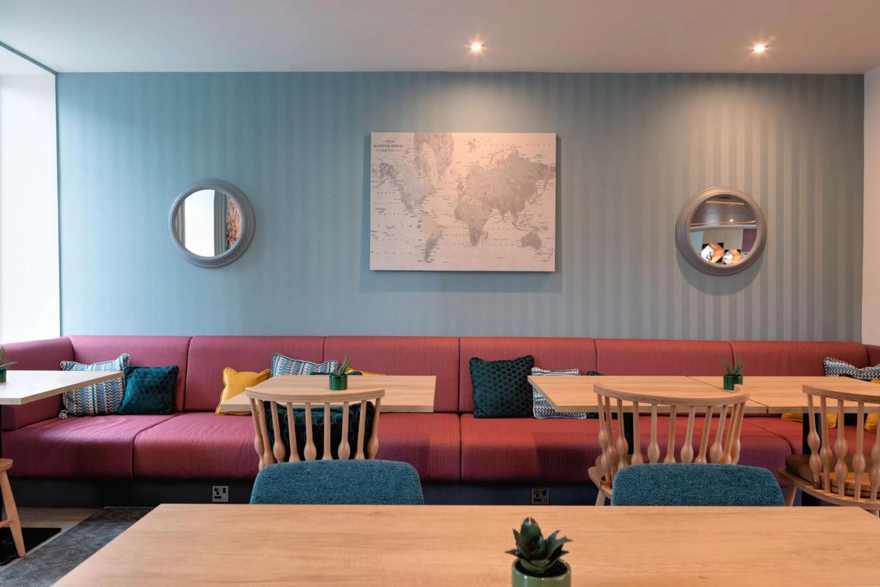 Restaurant/places to eat in Hampton by Hilton Ashford International