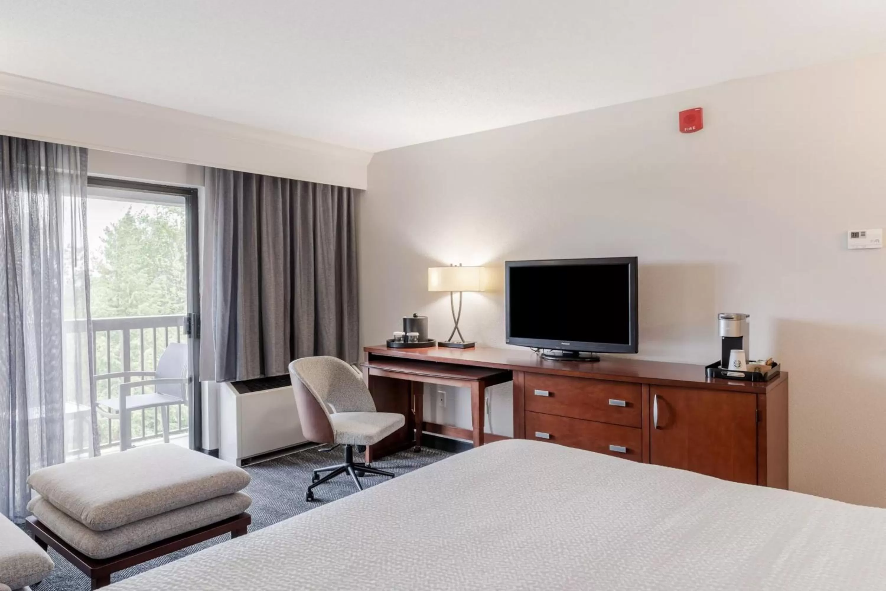 Guests, Bed in Courtyard Burlington Williston