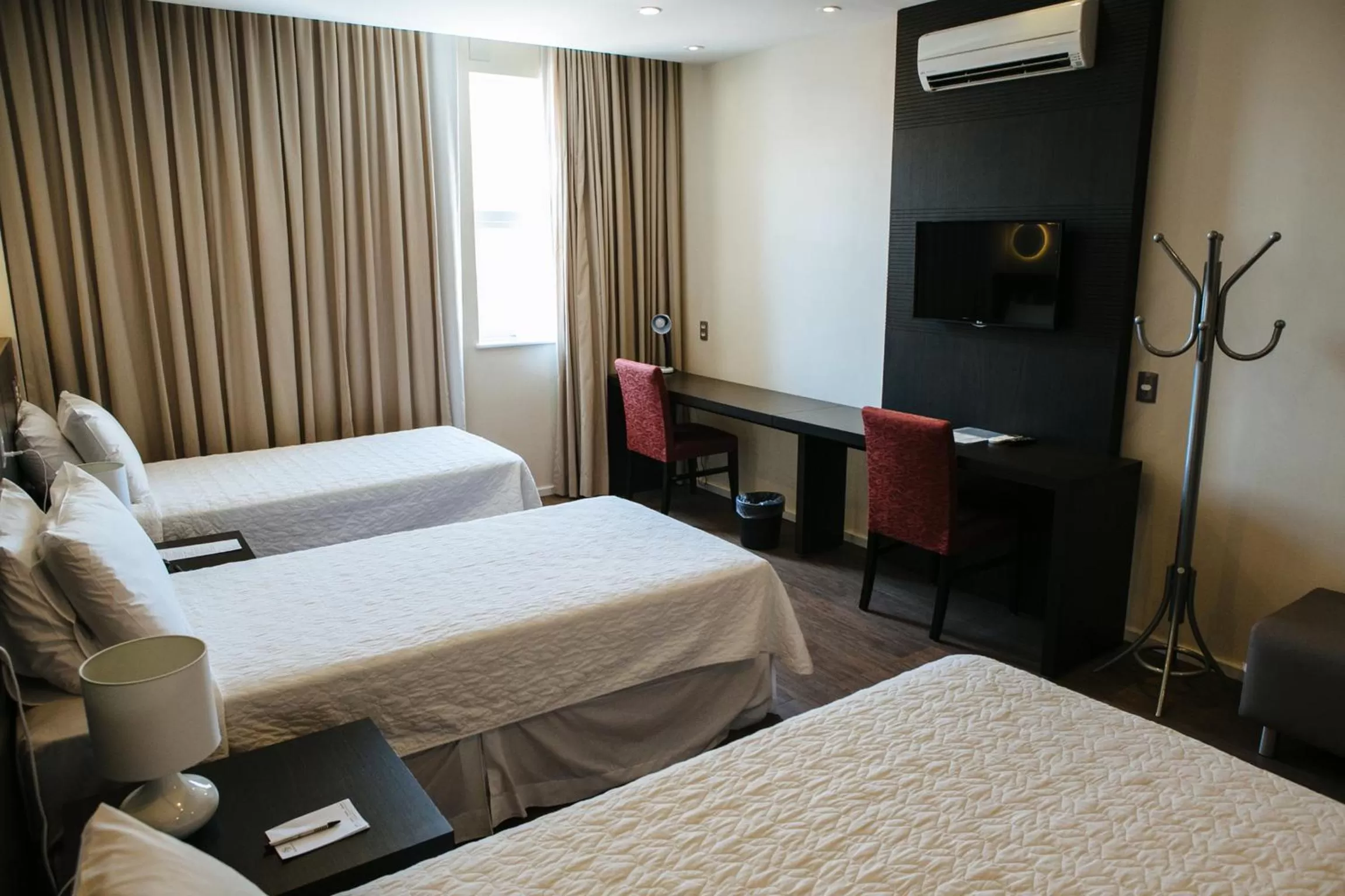 Photo of the whole room, Bed in Arosa Rio Hotel