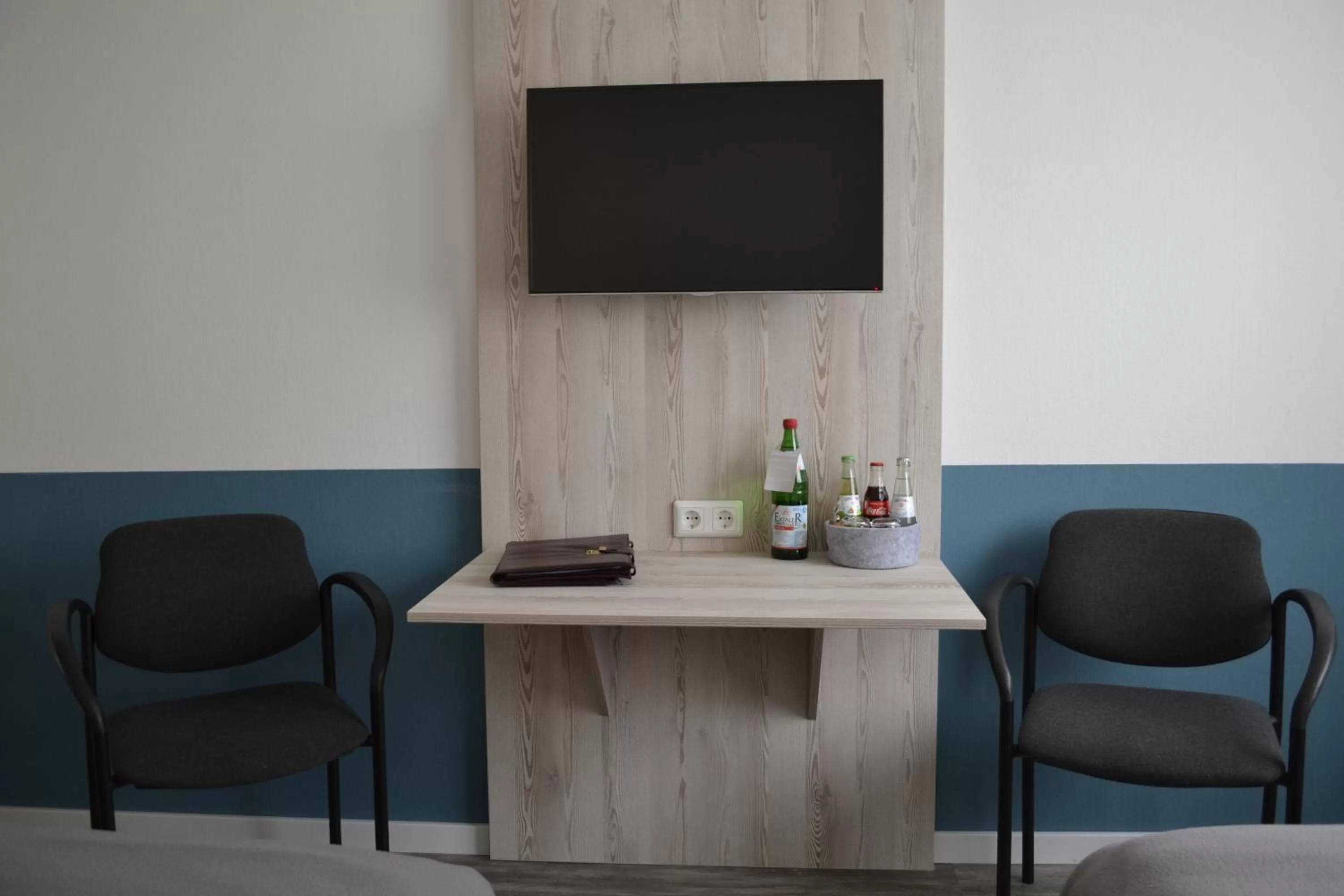 TV and multimedia, TV/Entertainment Center in Hotel-Café-Galerie