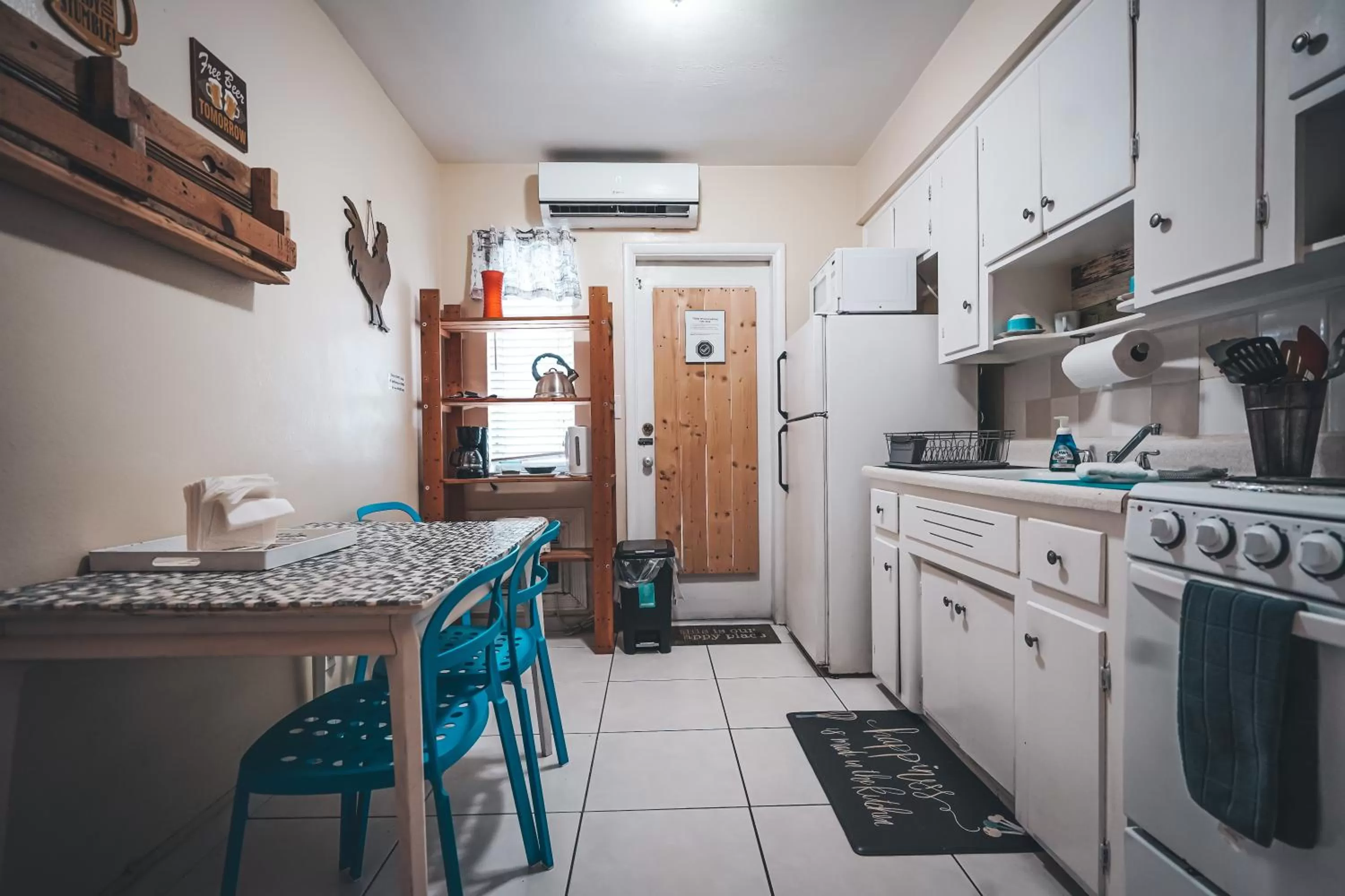 Kitchen or kitchenette in Hollywood Light Haven Lodge