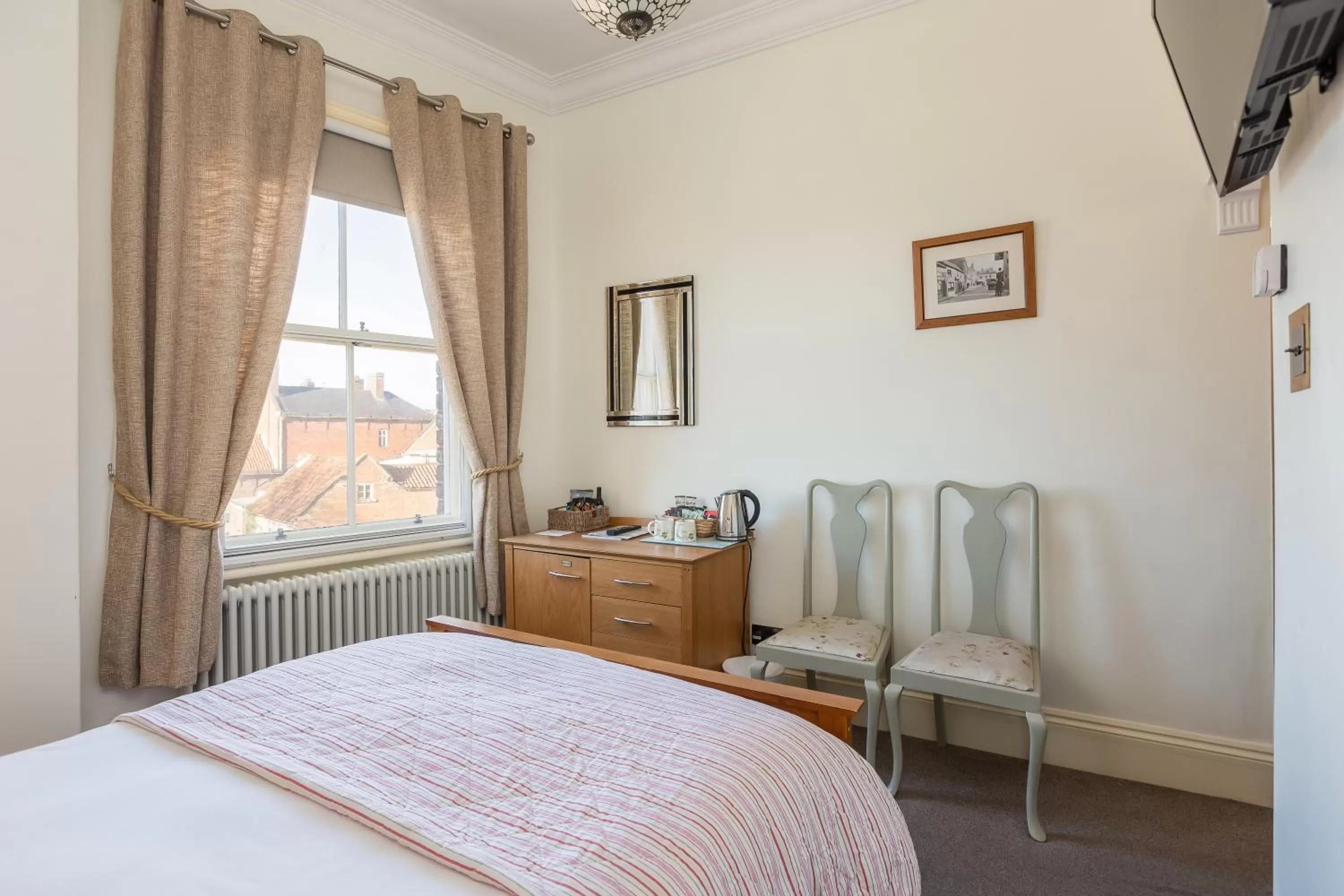 Bedroom, Bed in The Black Swan Inn