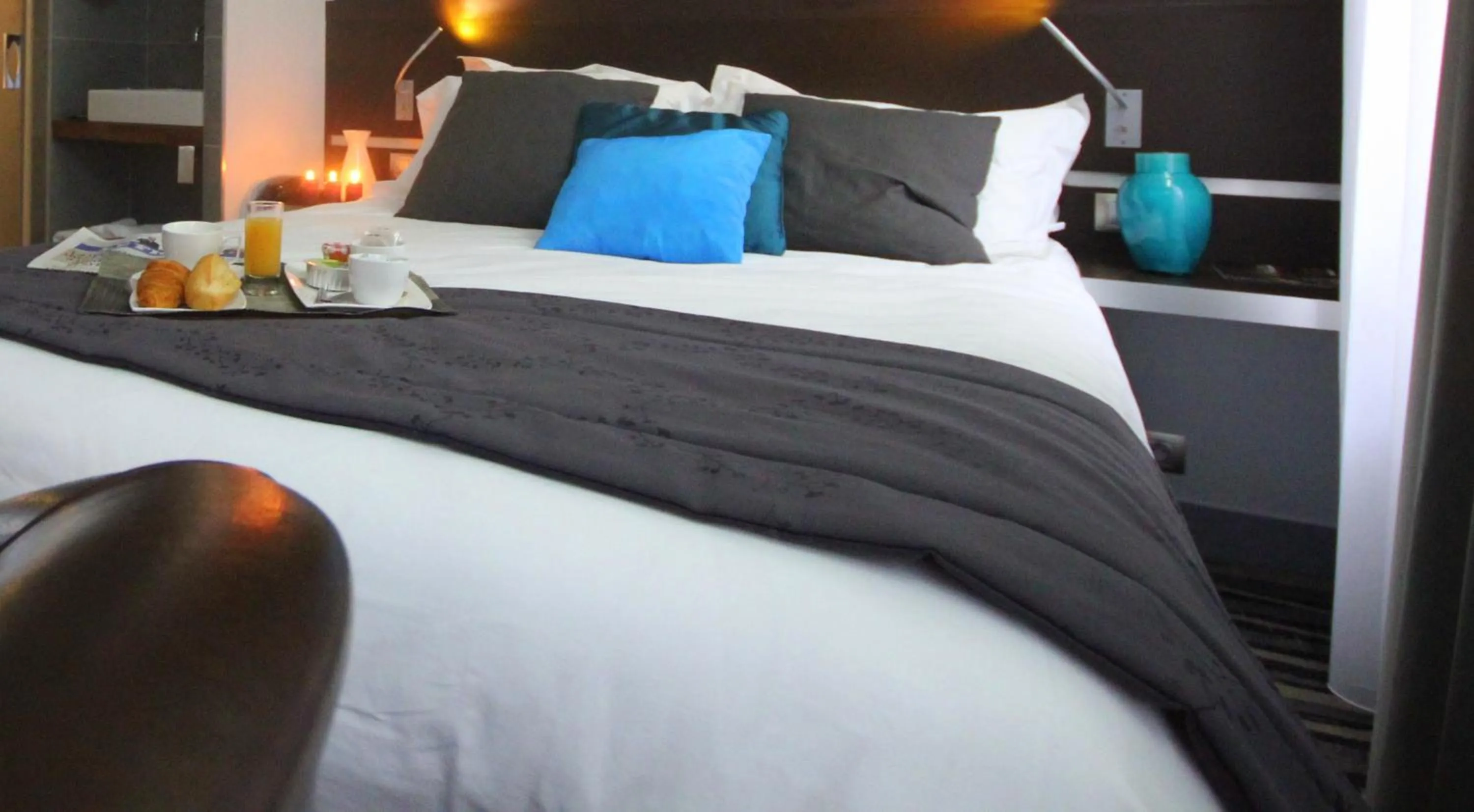 Photo of the whole room, Bed in Hôtel Lumières Montmartre Paris