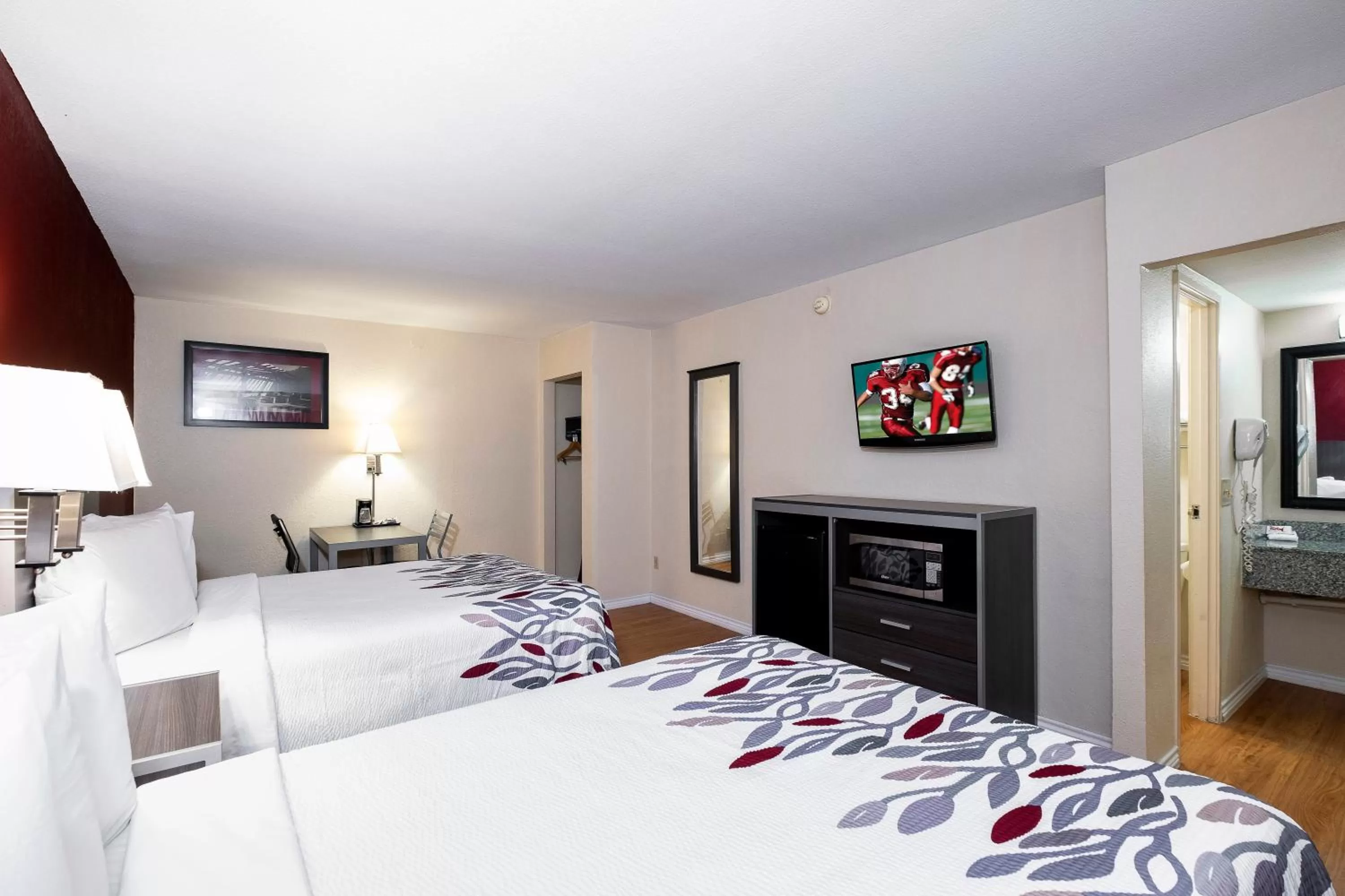 Photo of the whole room, Bed in Red Roof Inn Houston North - FM1960 & I-45