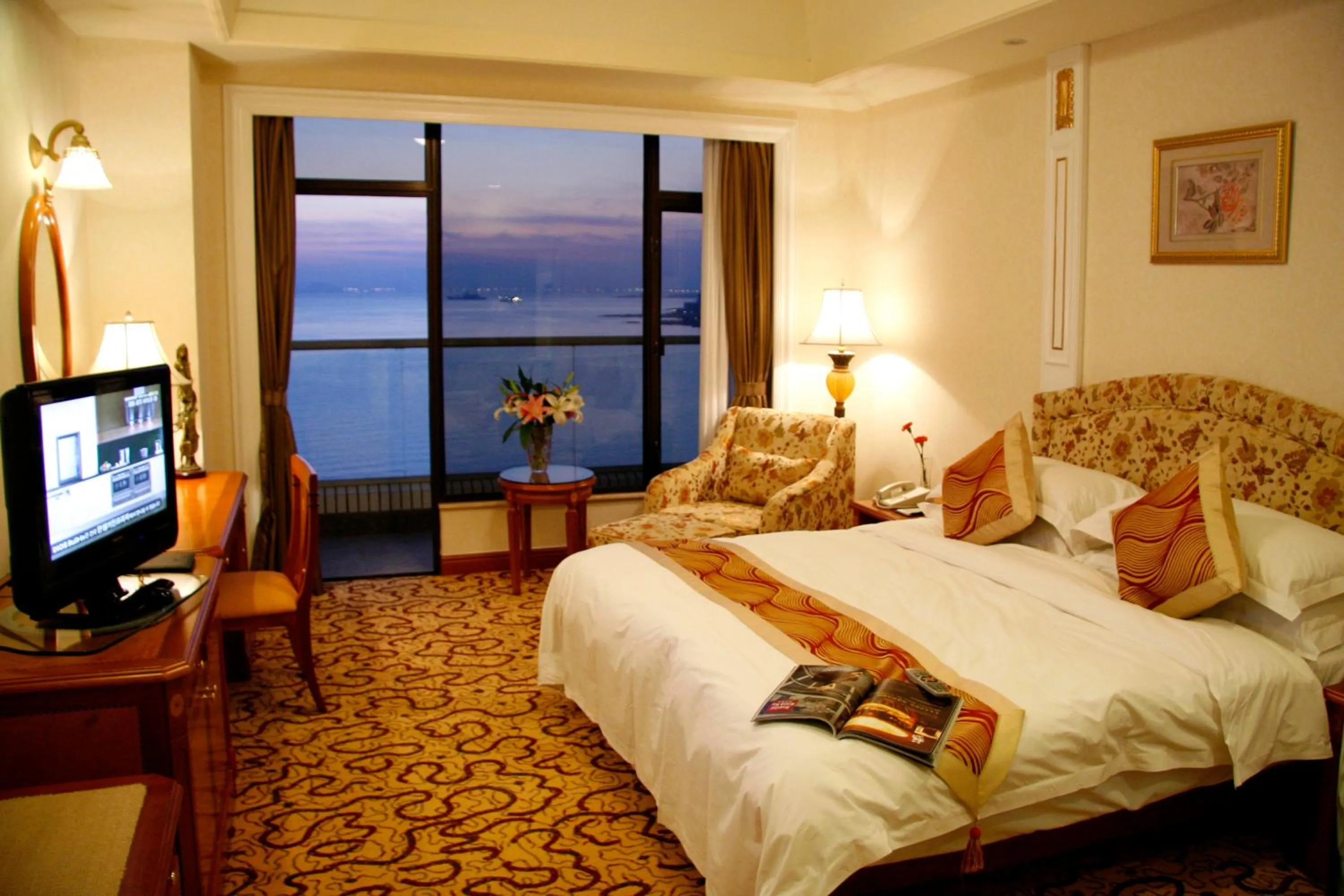 View (from property/room), Bed in Huiquan Dynasty Hotel Qingdao