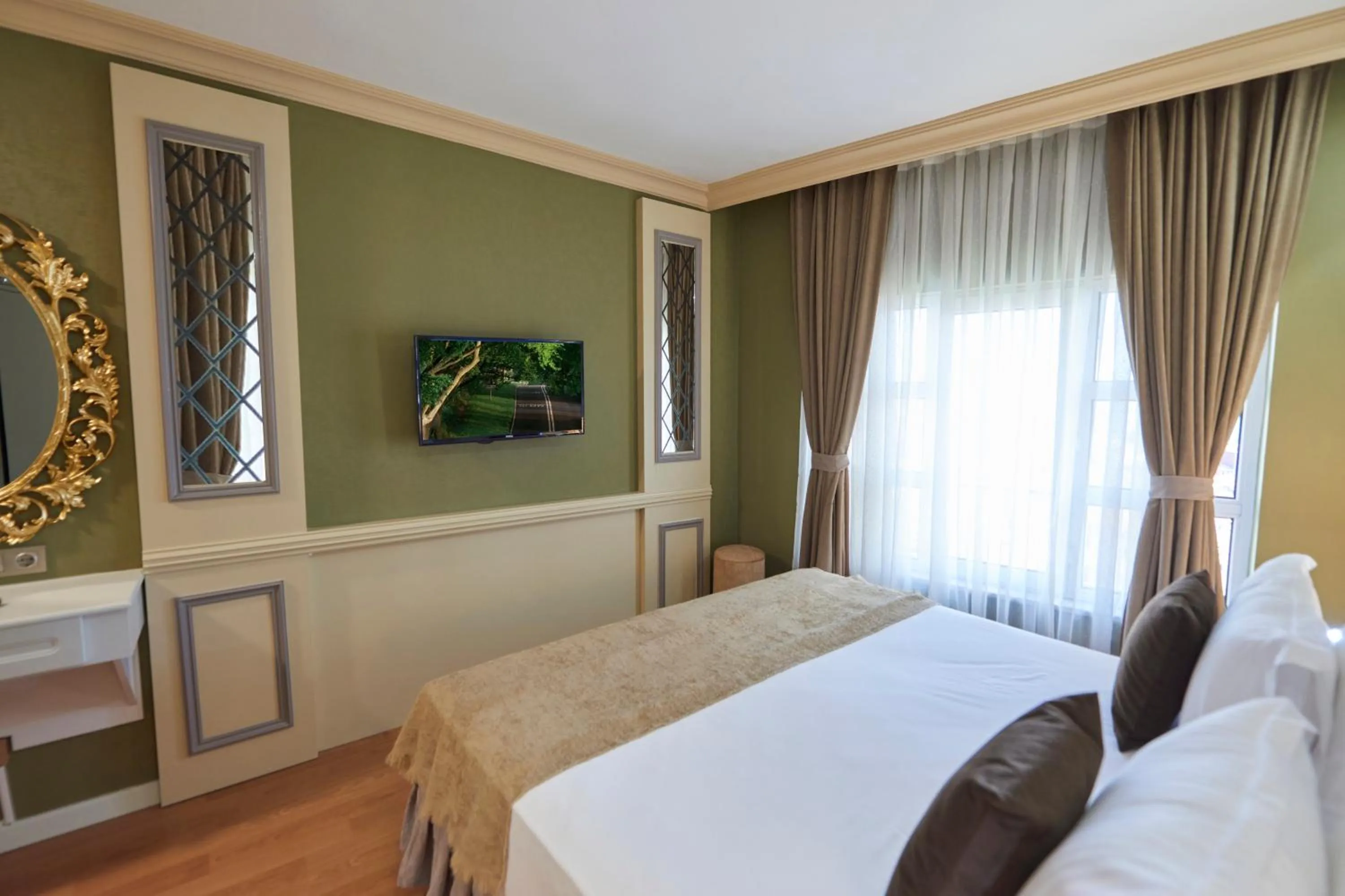 Photo of the whole room, Bed in Sunlight Hotel