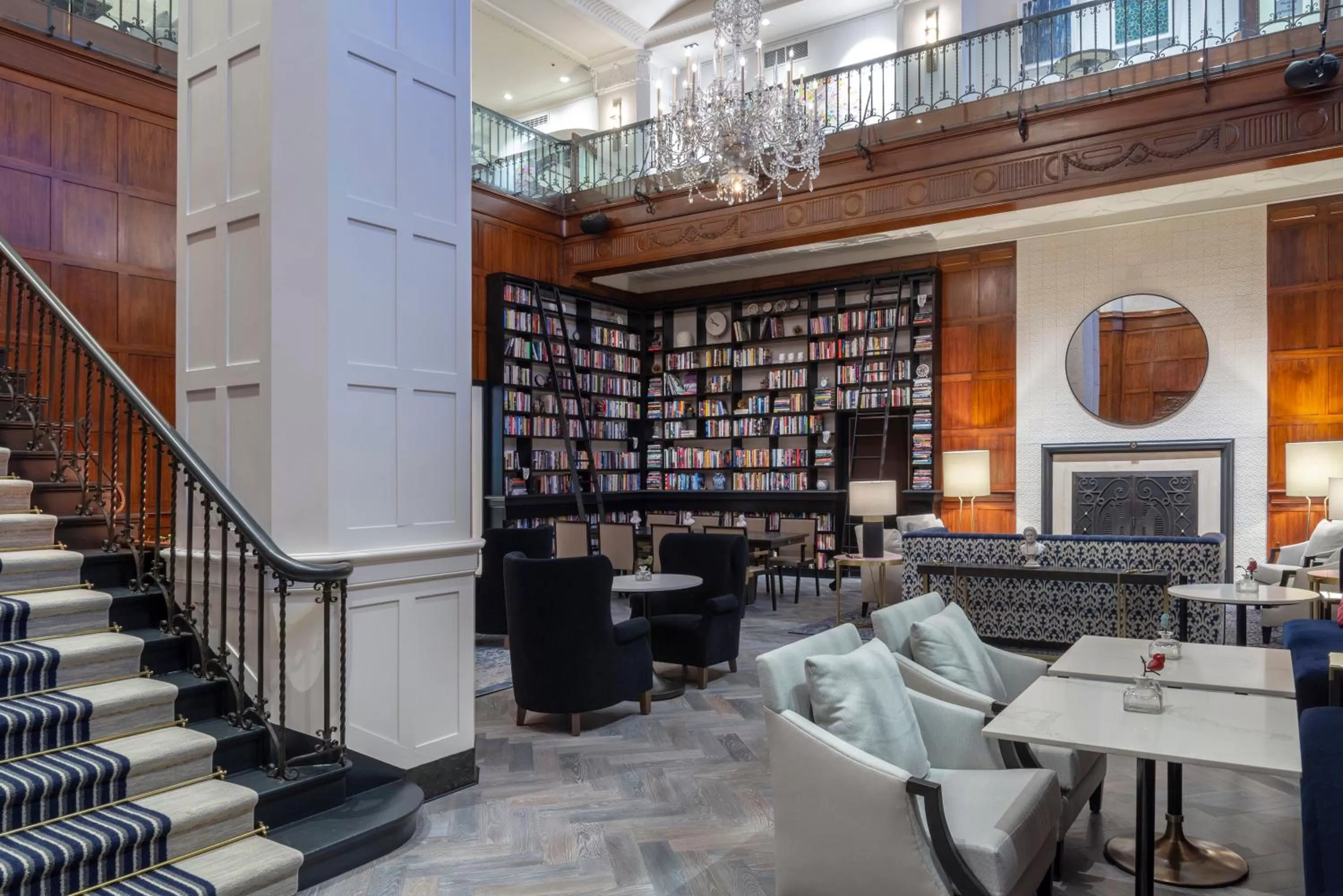 Library in Heathman Hotel