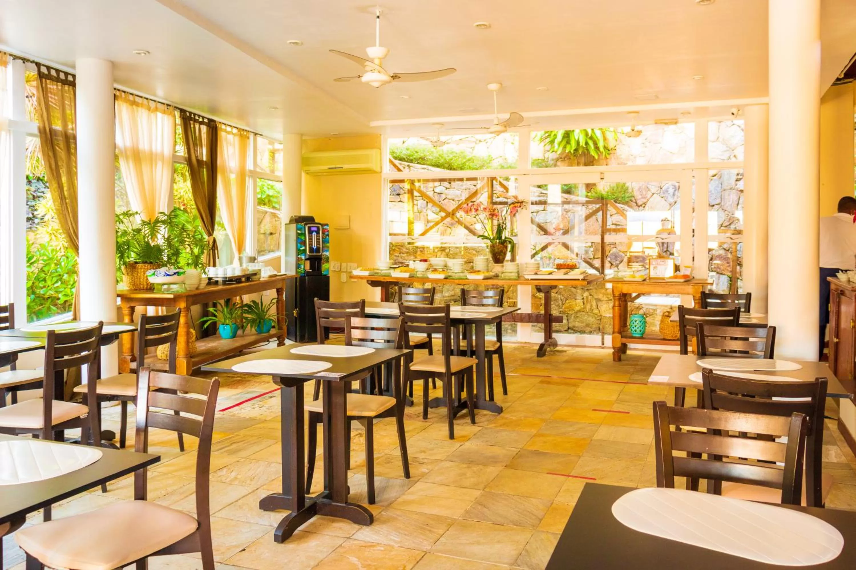 Restaurant/places to eat in Bahiamarela Boutique Hotel & SPA