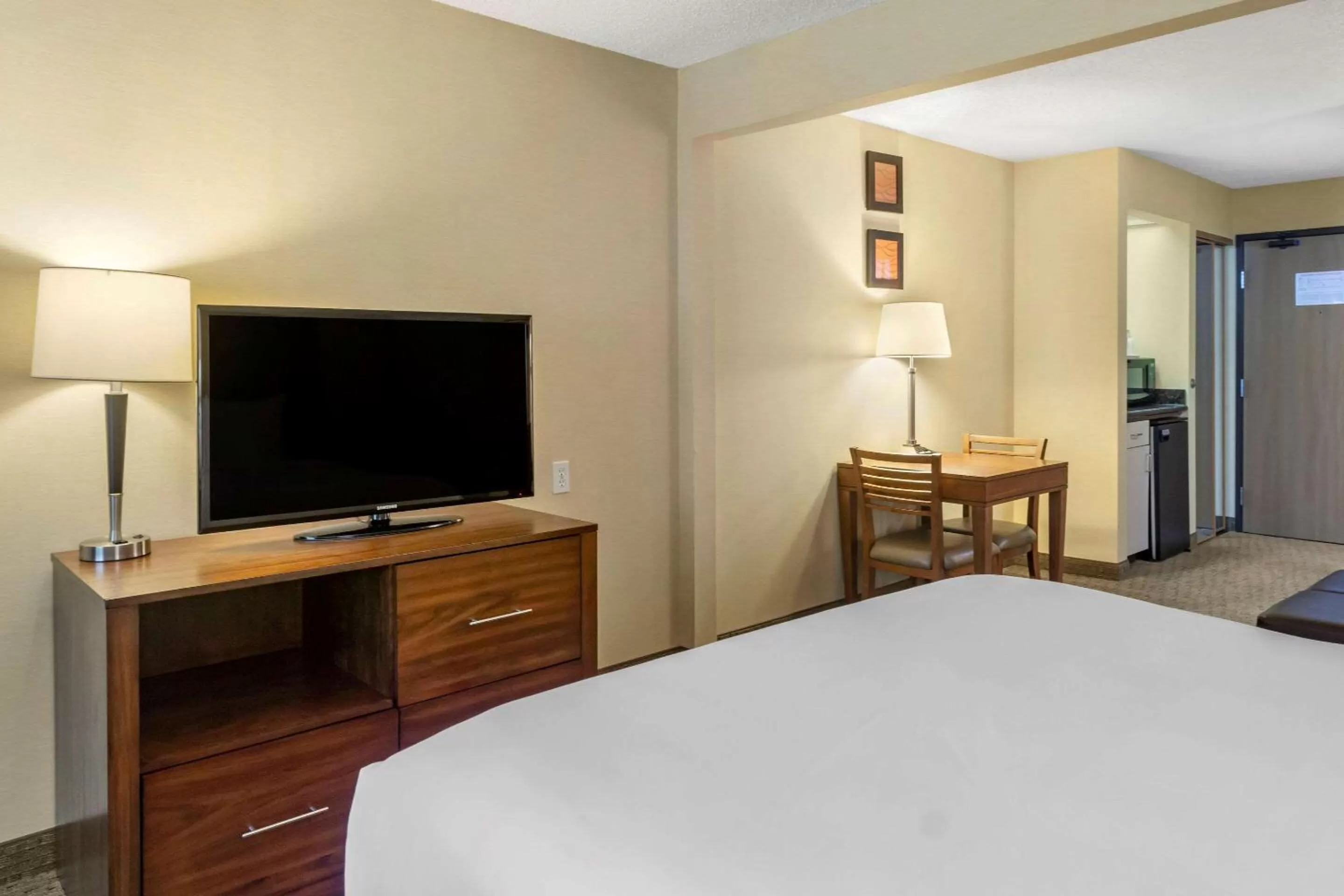 Photo of the whole room, Bed in Comfort Inn & Suites Bothell - Seattle North