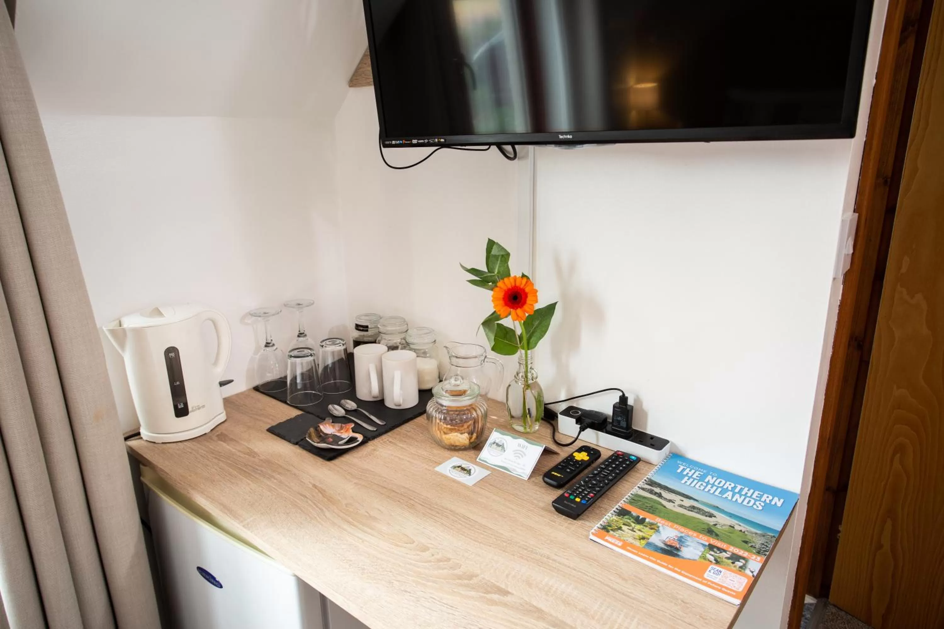 Coffee/tea facilities, TV/Entertainment Center in Beechwood Lodge