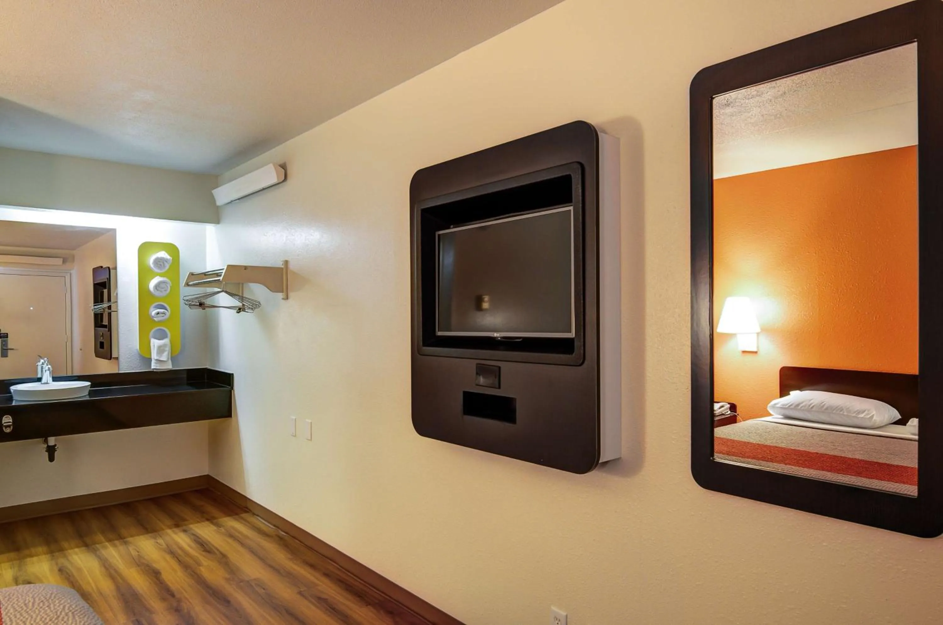 Photo of the whole room, Bed in Motel 6-Springfield, MO - North