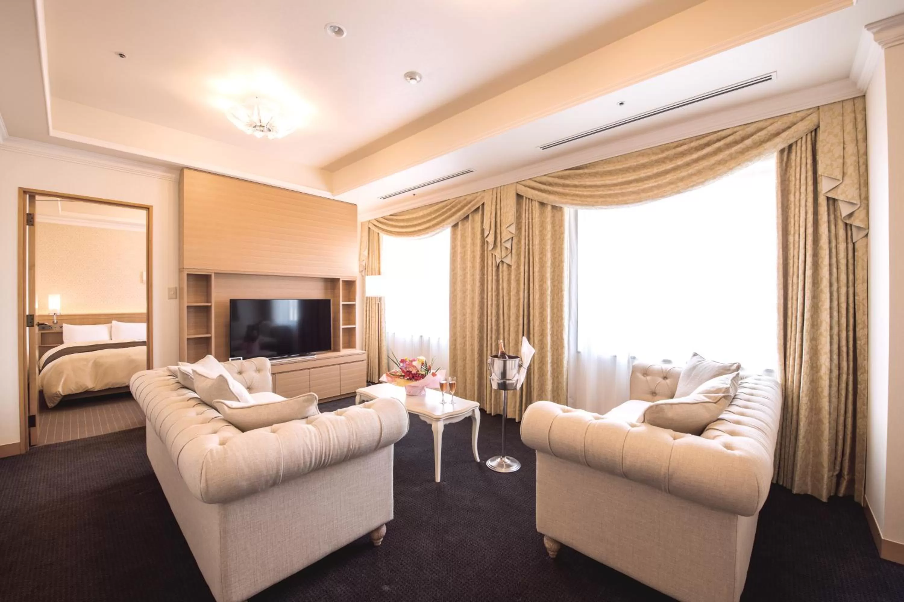 Living room, Bed in Hotel Port Plaza Chiba