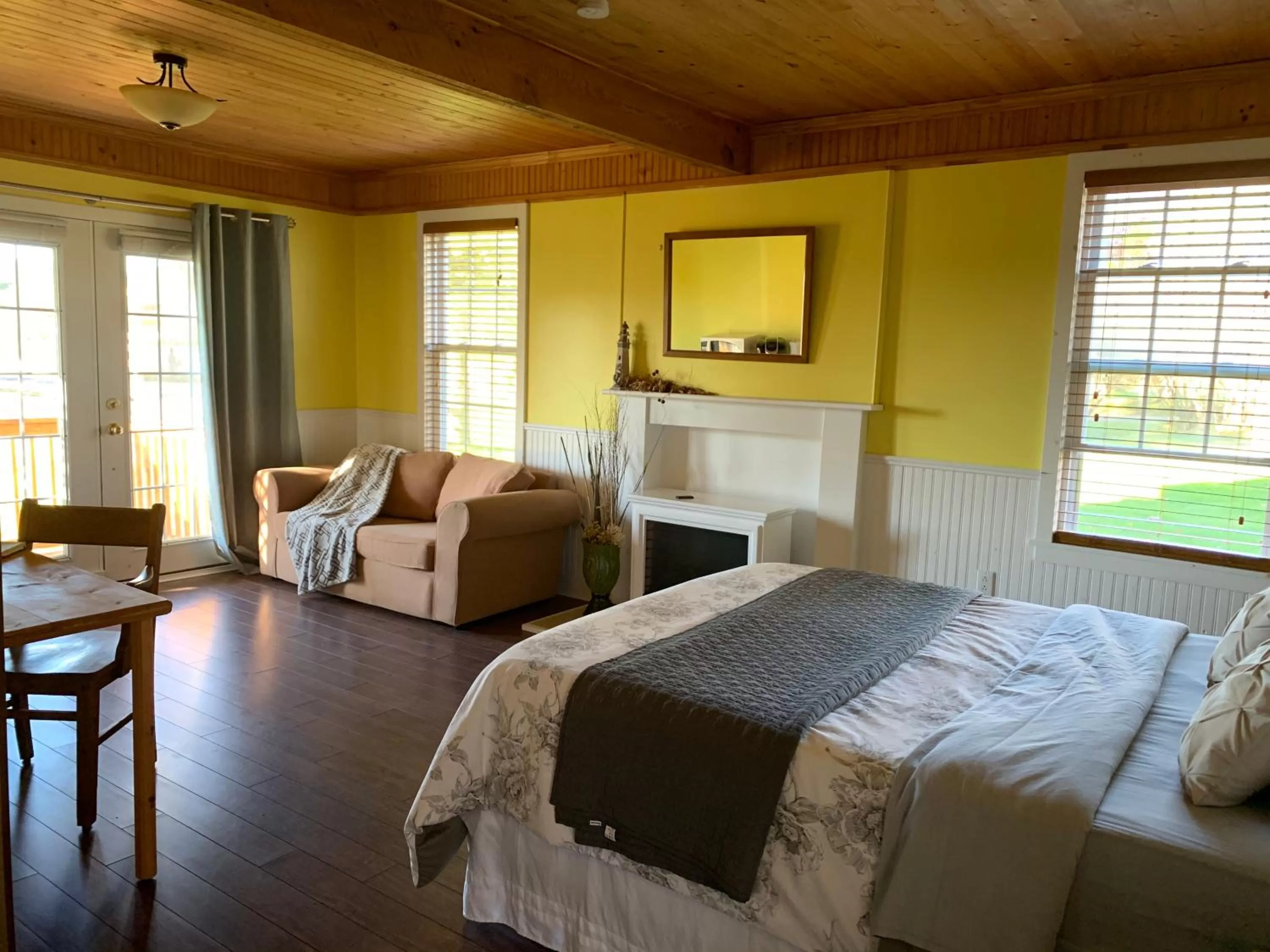 Bed in Alma Shore Lane Suites & Cottages