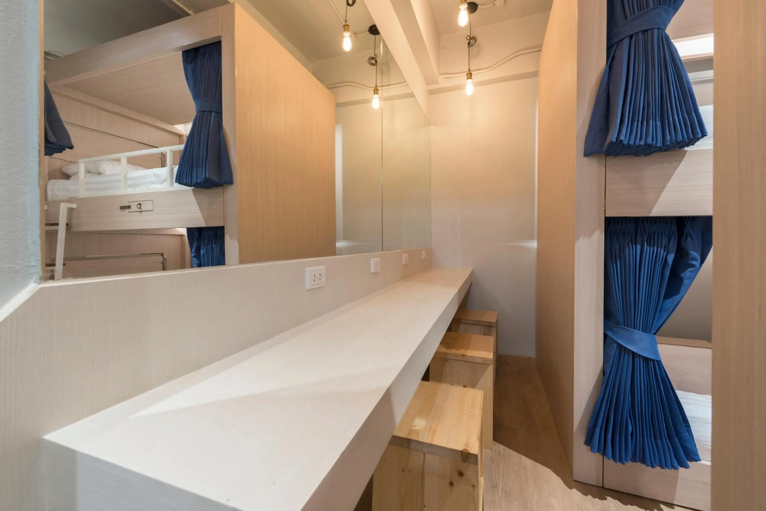 Kinnon Deluxe Hostel Coworking Cafe