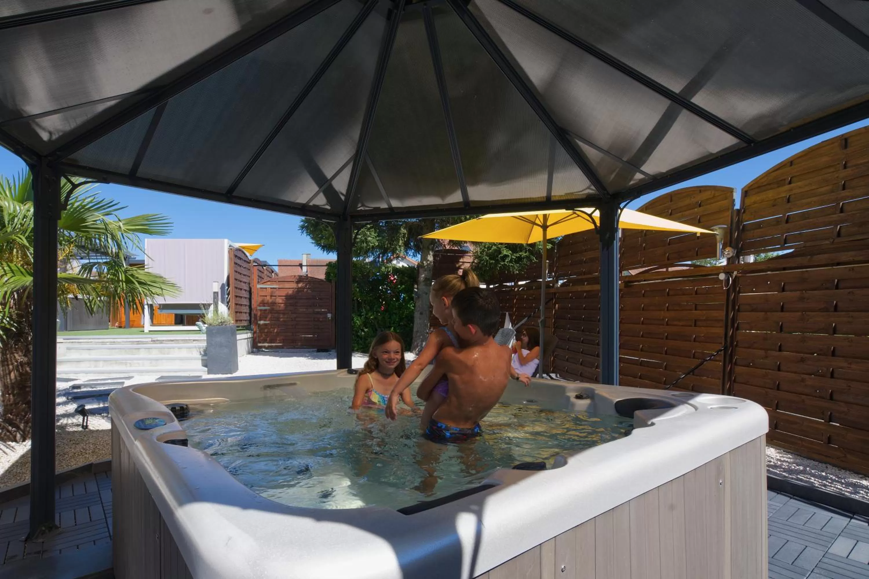 Hot Tub in Logis Hôtel Centrotel et Spa Bulles d'Allier