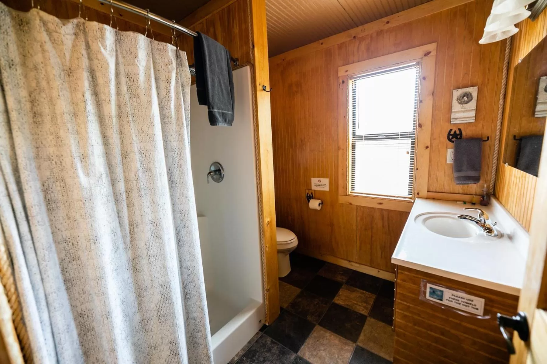 Bathroom in Walnut Canyon Cabins
