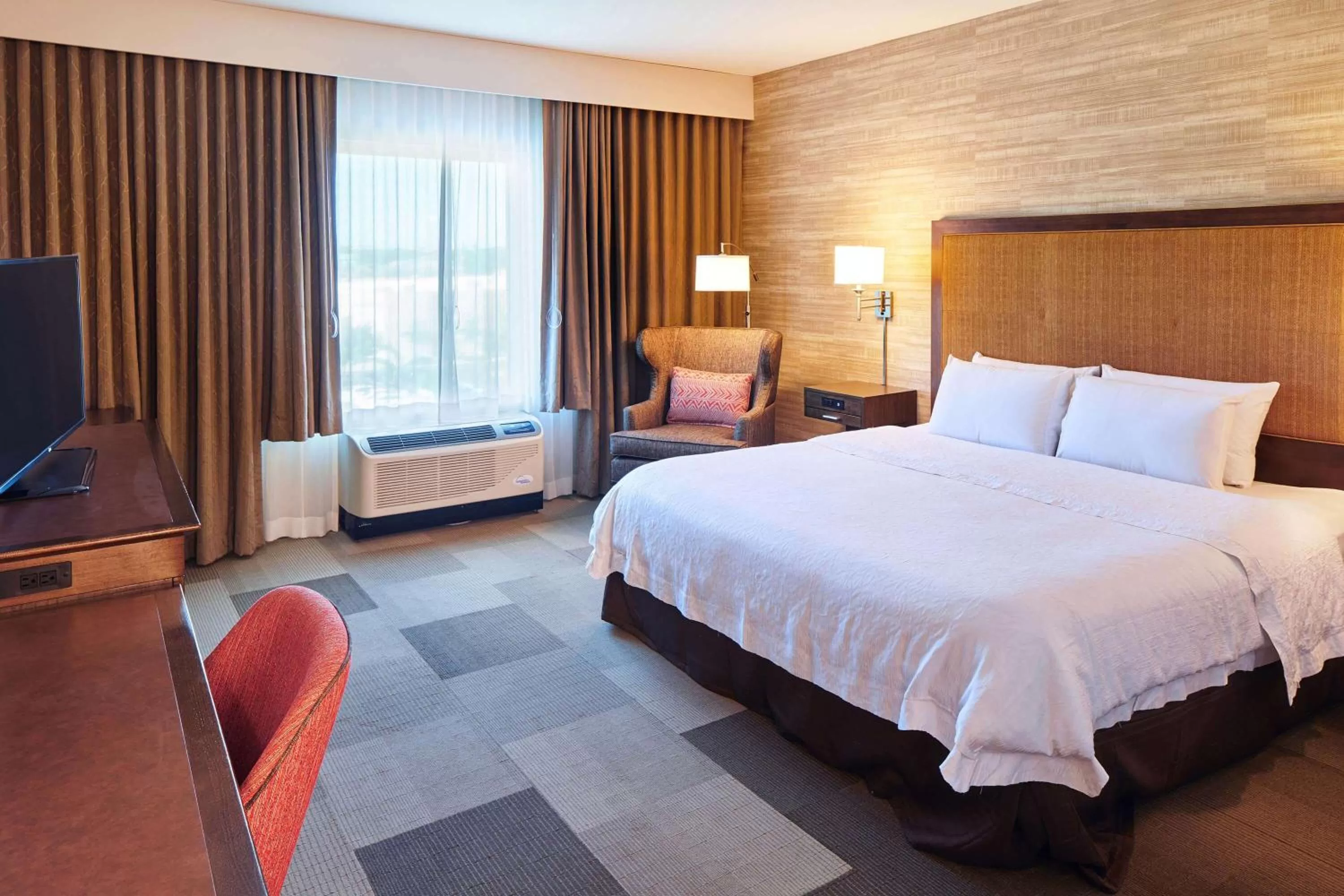 Bed in Hampton Inn & Suites Oahu Kapolei - FREE Parking - No Resort Fee