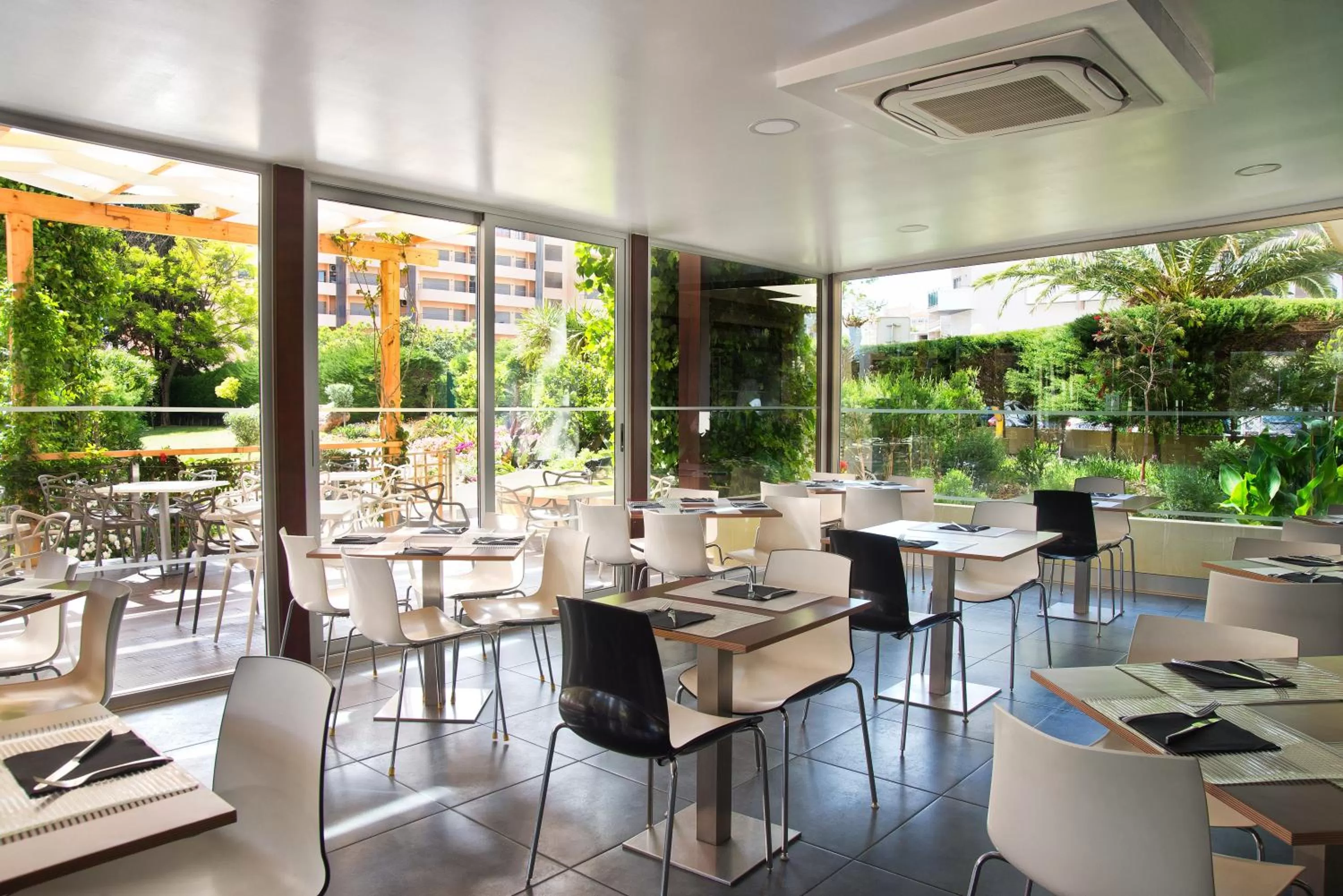 Restaurant/places to eat in RR Club Amarilis