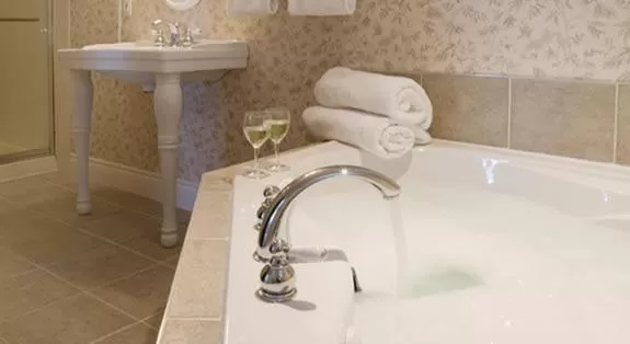 Bathroom in The Gananoque Inn