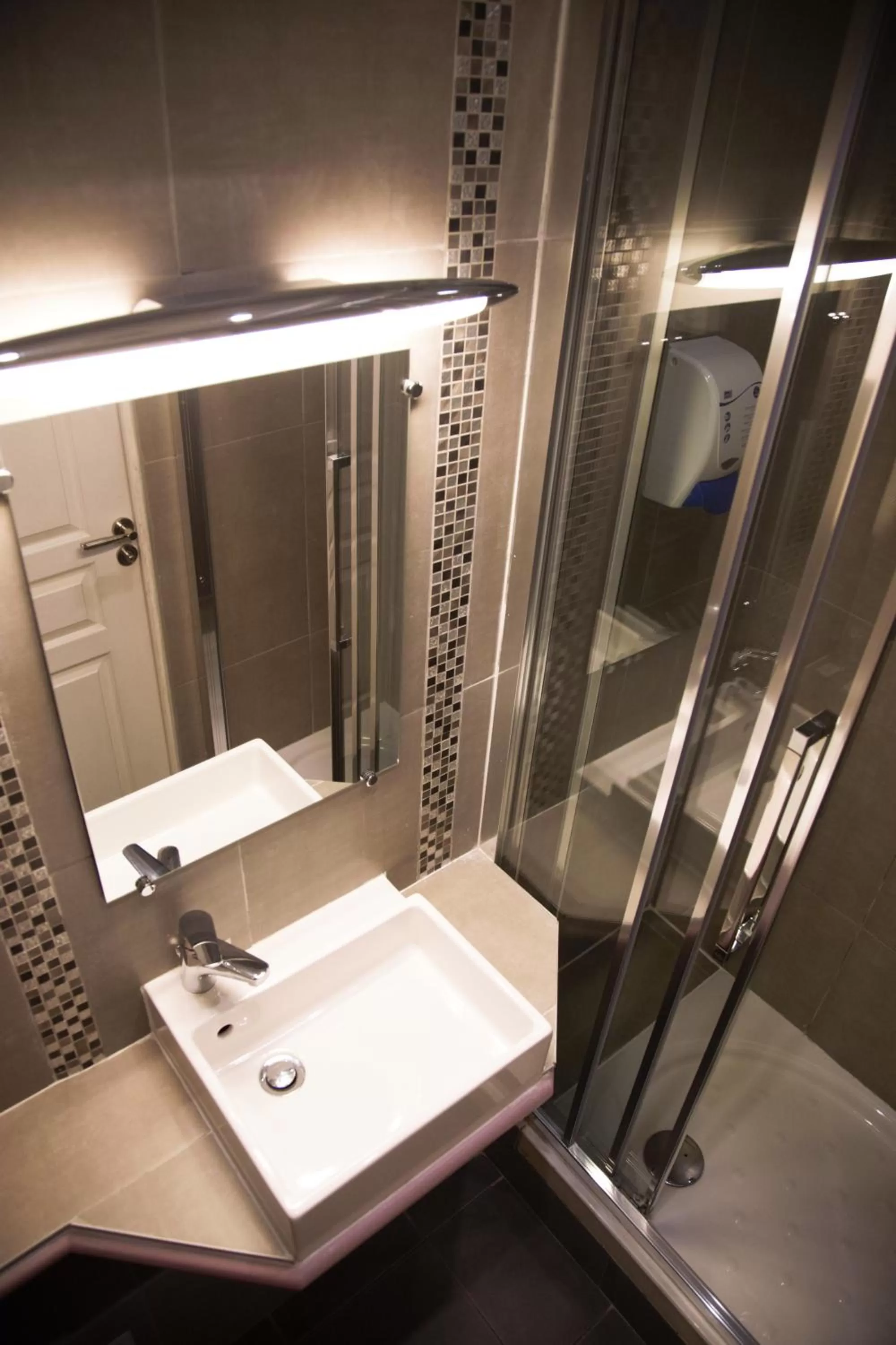 Shower, Bathroom in Pink Hotel