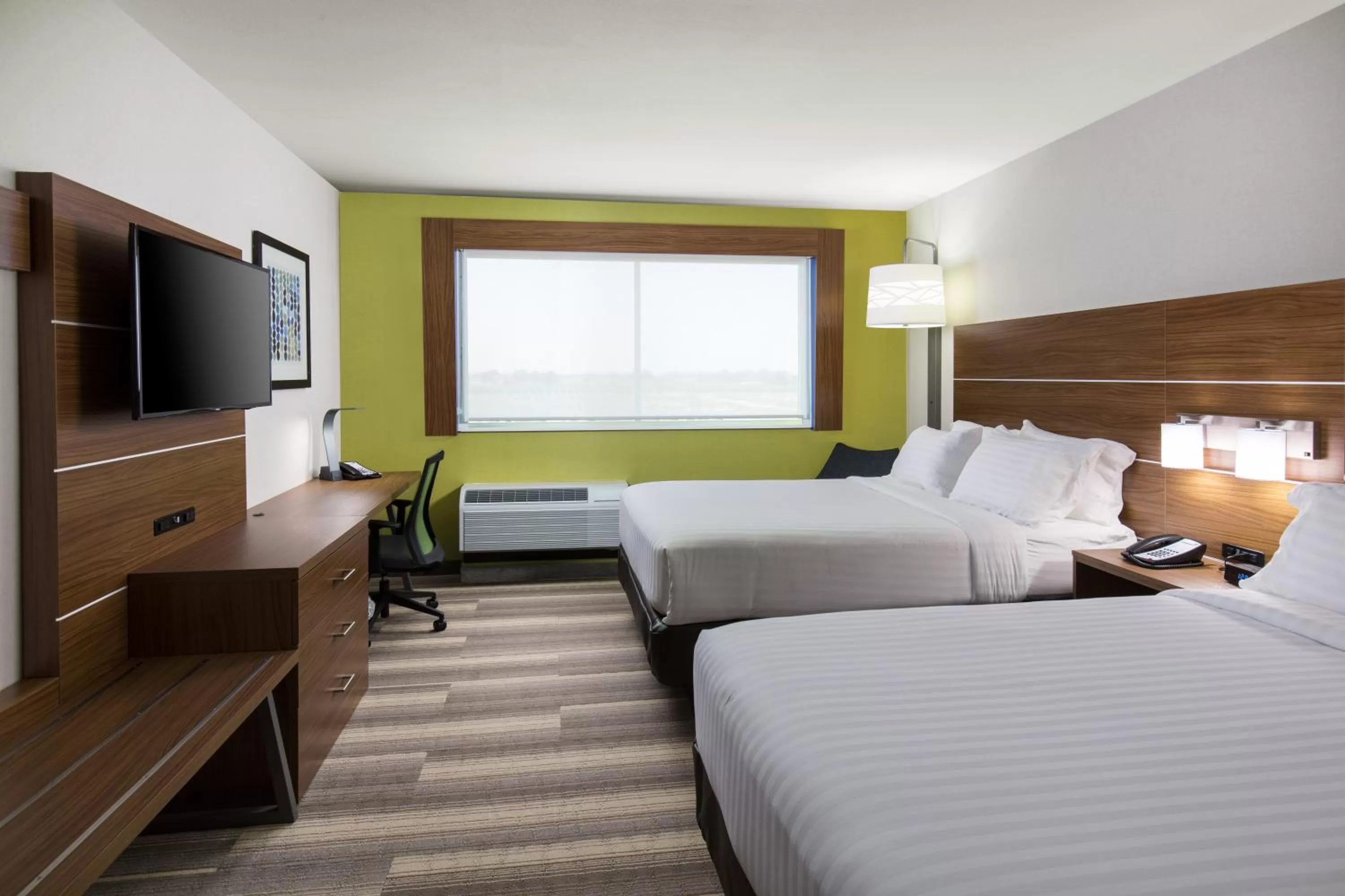 Bed in Holiday Inn Express Visalia-Sequoia Gateway Area by IHG